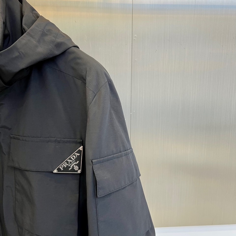 Prada/普拉达、2025早春新款三角标logo连帽夹克外套。全新设计风格,颠覆认知的设计,标志性金
