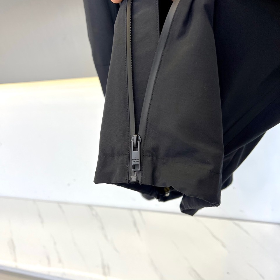 Prada/普拉达、2025早春新款三角标logo连帽夹克外套。全新设计风格,颠覆认知的设计,标志性金