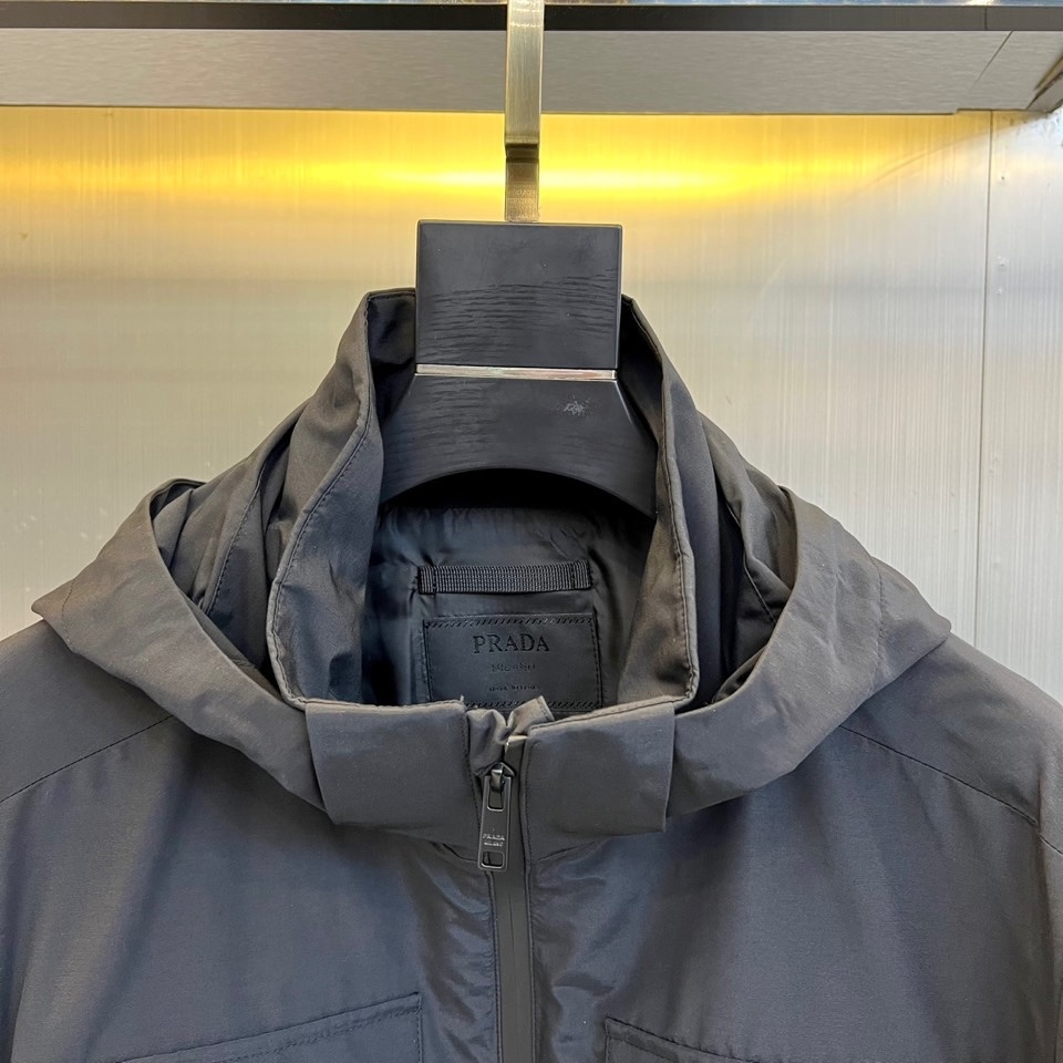 Prada/普拉达、2025早春新款三角标logo连帽夹克外套。全新设计风格,颠覆认知的设计,标志性金