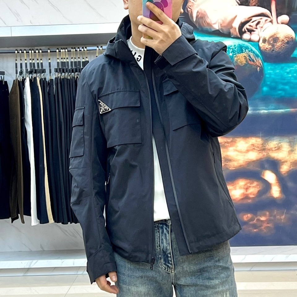 Prada/普拉达、2025早春新款三角标logo连帽夹克外套。全新设计风格,颠覆认知的设计,标志性金