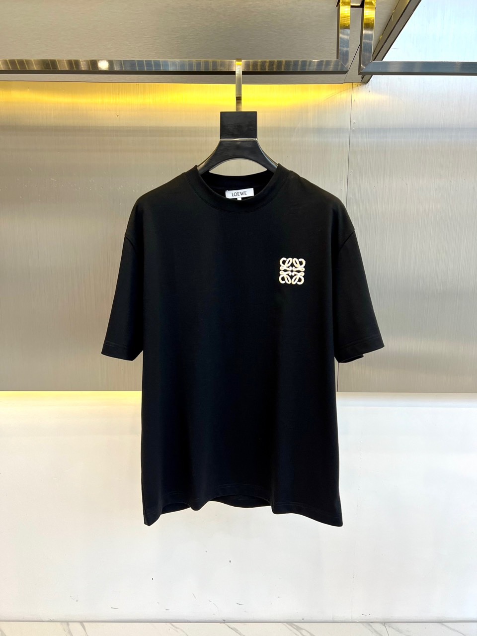 NO:119203,Lowe, 2025 spring and summer new product series, as an embroidered logo round neck loose short-sleeved T-shirt, customized 260g of European cotton fabric in the same tank, which feels very comfortable. The latest brick cabinet in spring and summer is synchronized, fashionable and personalized. It is a super versatile and beautiful style. It is very suitable for both men and women. A must-have for trendy people!  48-56 (model 173, 143 catties upper body 50 sizes), loewe, T-shirt, tees, t-shirt, alexander wang19860909Lowe罗意威、2025春夏新品系列, 作为刺绣logo圆领宽松短袖t恤,定制260克同缸染欧棉面料,手感非常舒服,春夏最新砖柜同步,时尚又个性 超级百搭好看的一款 男女都非常合适 潮人必备！48-56（模特173,143斤上身50码）,,loewe,T-shirt,tees，t-shirt,alexander wang,Men's clothing