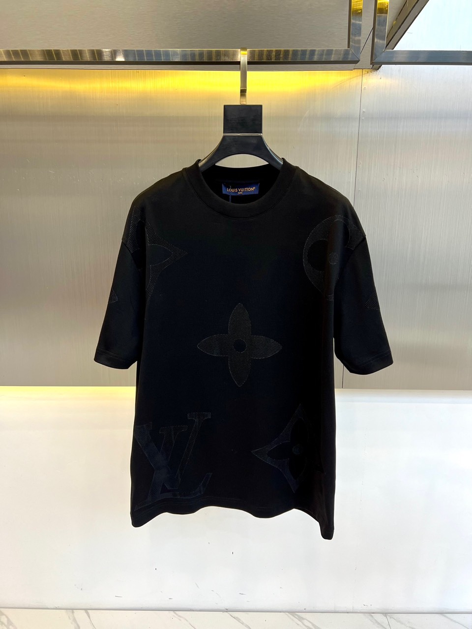 NO:119201,LV, 25s early spring show printed round neck short-sleeved T-shirt, counter pure cotton fabric!  Comfortable, durable and easy to wear, classic and simple logo design, imported ice oxygen cotton fabric, comfortable and breathable, every detail of the printed logo is the ultimate, and the finished product is very OK!  The upper body is amazing, and it is versatile!  Fashionable and personalized, super versatile and beautiful. 48-56 (model 173, 143 catties upper body 50 sizes), louis vuitton, T-shirt, tees, t-shirt, alexander wang19860909lv、25s早春秀场印花圆领短袖t恤,专柜纯棉面料！贴肤舒适,耐看又好穿,经典简约logo设计,进口冰氧棉面料,舒适透气,印花logo每个细节做到极致,成品完成非常ok！上身极赞,随意百搭！时尚又个性 超级百搭好看的一款.48-56（模特173,143斤上身50码）,,louis vuitton,T-shirt,tees，t-shirt,alexander wang,Men's clothing