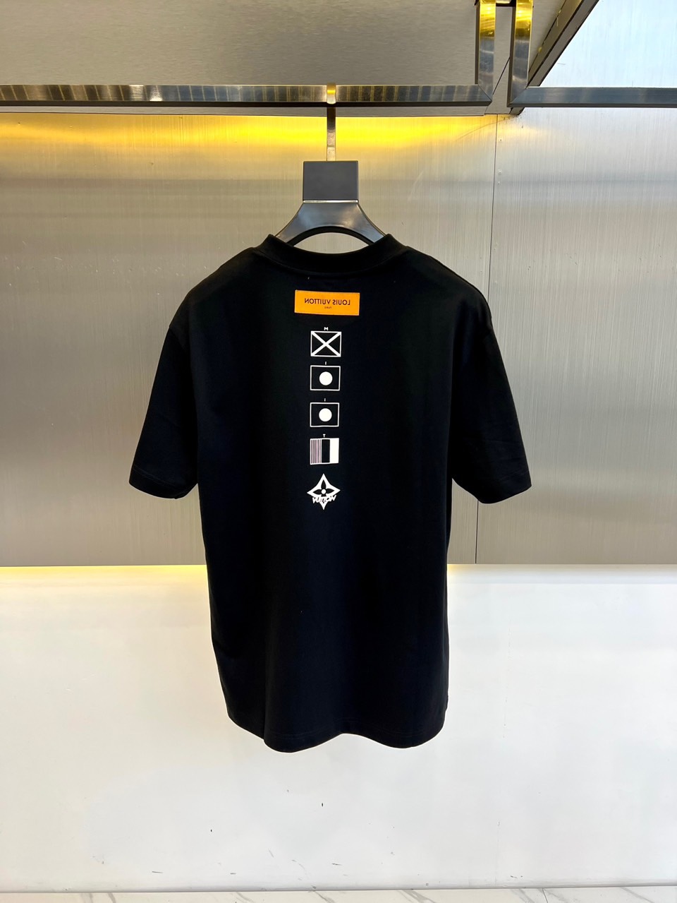
1v、2025s春夏新款新标字母logo宽松显瘦休闲圆领短袖t恤。纯棉高支数面料整体的触感极为舒适，亲