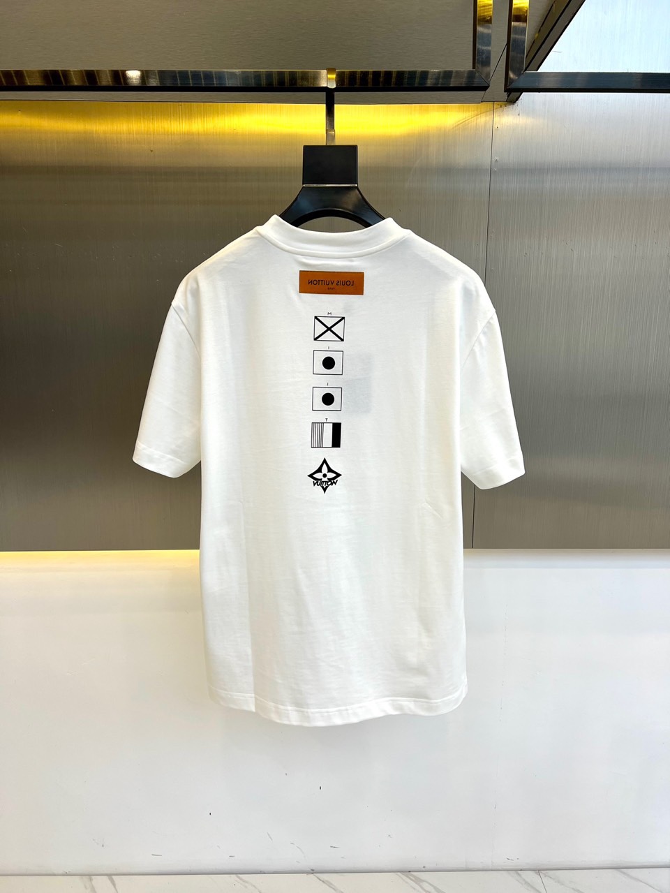 
1v、2025s春夏新款新标字母logo宽松显瘦休闲圆领短袖t恤。纯棉高支数面料整体的触感极为舒适，亲