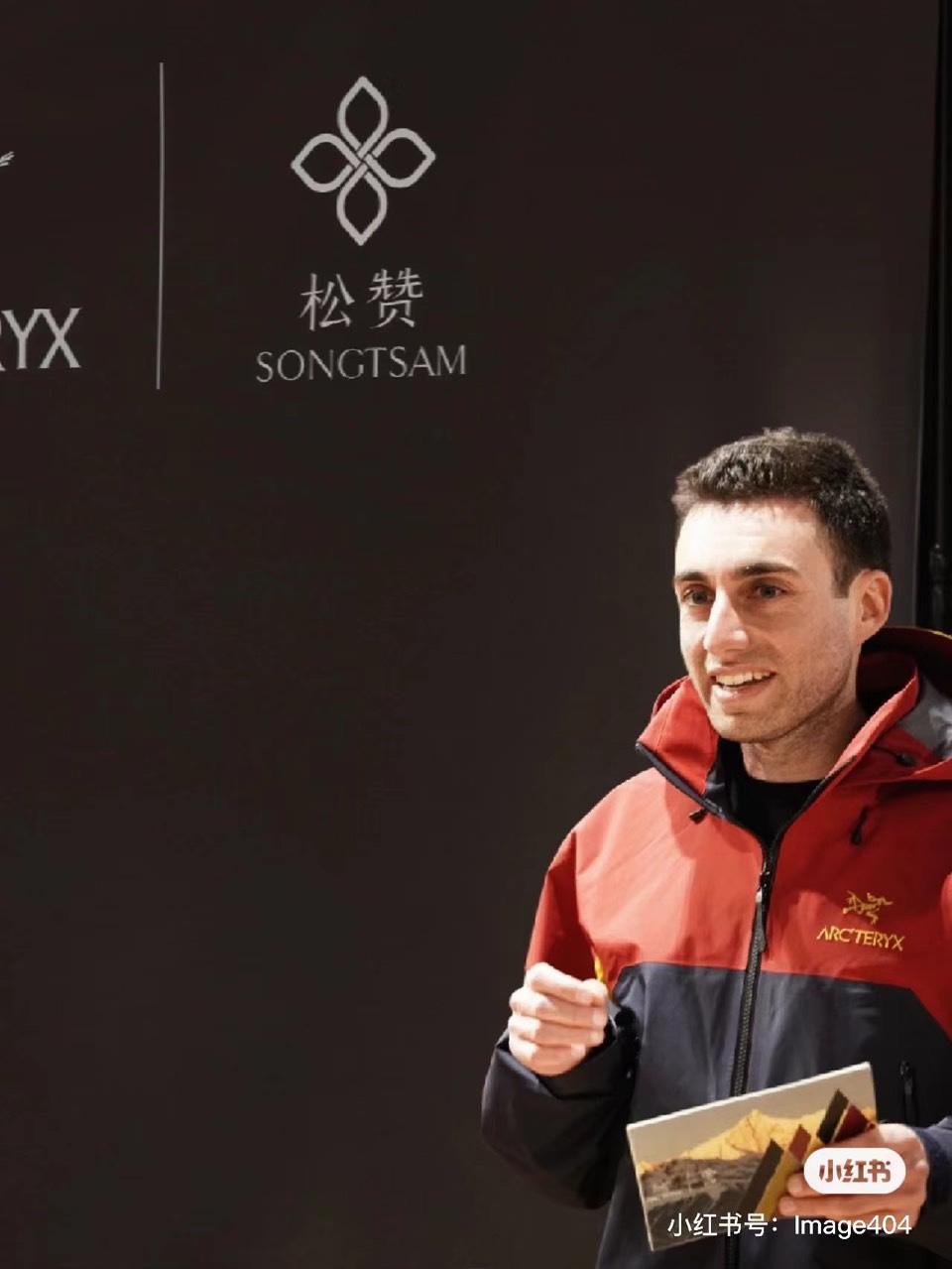 NO:117644,Craftsmanship masterpieces because the quality cannot be considered Arcteryx SONGTSAM BEAT AR Jacket GORE-TEX Archaeological Bird Songzan SONGTSAM joint hard shell jacket Kavaborg sacred mountain series works The popularity of Archaeological Birds is not to be said much From the professional outdoor climbing hard shell series to the leisure and young urban hard shell details to the light and durable soft shell series, it has received unanimous praise without exception From the Winter Olympics to the outdoors to the city's luxury wind, the figure of Archaeological Birds can be seen everywhere 1 Co-branded background is taken from the local five-color culture, using relatively low saturation, red, light, blue, original Archaeological Birds' color number, the meaning of splicing and fusion color, red represents people, yellow represents land, clothing echoes the theme of symbiosis between man and nature, except for the embroidered logo of fossil specimens of Archaeological Birds  The Songzan logo collided with the auspicious knot eight-petal lotus flowers to enhance the uniqueness of the joint name 2 fabric introduction original GORE-TEX technology fabric The fabric of the whole piece of clothing is made of original waterproof coating. Water drops will have lotus leaf balls on it. Three-layer waterproof function makes the clothes more three-dimensional. 3 All face buckles and bottom buckles are original molded and all have the exclusive logo of Archaeopteryx. Customized pressing spring buckles on the hat. Different from the market. Another version of the 5-haired elastic buckles are welcome to compare 3D human body bionic design. Clothes length and arms, S-XXL (please report height and weight if you place an order), arc'teryx,hats,alexander wang19860909匠心巨作 因为品质不能将就 Arcteryx SONGTSAM BEAT AR Jacket GORE-TEX 始祖鸟 松赞SONGTSAM联名硬壳冲锋衣 卡瓦博格神山系列作品 始祖鸟的火爆程度大家都不必多说 从专业的户外登山硬壳系列到休闲年轻的都市硬壳细节再到轻便耐穿的软壳系列 无一例外得到了一致的好评 从冬奥到户外再到都市的奢风中随处可见始祖鸟的身影 1联名背景从当地的五色文化中取材 使用相对低饱和度的 红 光 蓝 独创始祖鸟的色号 拼接融合色彩的意义 红色代表人 黄色代表土地 服饰上呼应着人与自然的共生的主题 除了始祖鸟的化石标本的刺绣标 还使用了松赞logo与吉祥结的八瓣莲花碰撞 以符号提升联名的独特性 2面料介绍原厂GORE-TEX科技面料 整件衣服的面料采用原厂防水涂层面料 水滴在上面会出现荷叶滚珠的效果 三层防水功能使得衣服更加立体 3所有面扣 底扣 均为原版开模 均带有始祖鸟专属logo 帽上使用开模定制按压弹簧扣 区别市场另外版本5毛松紧扣 欢迎对比 3D人体仿生学设计 衣长及臂,S-XXL（下单请报身高体重）,arc'teryx,hats,alexander wang,Men's clothing