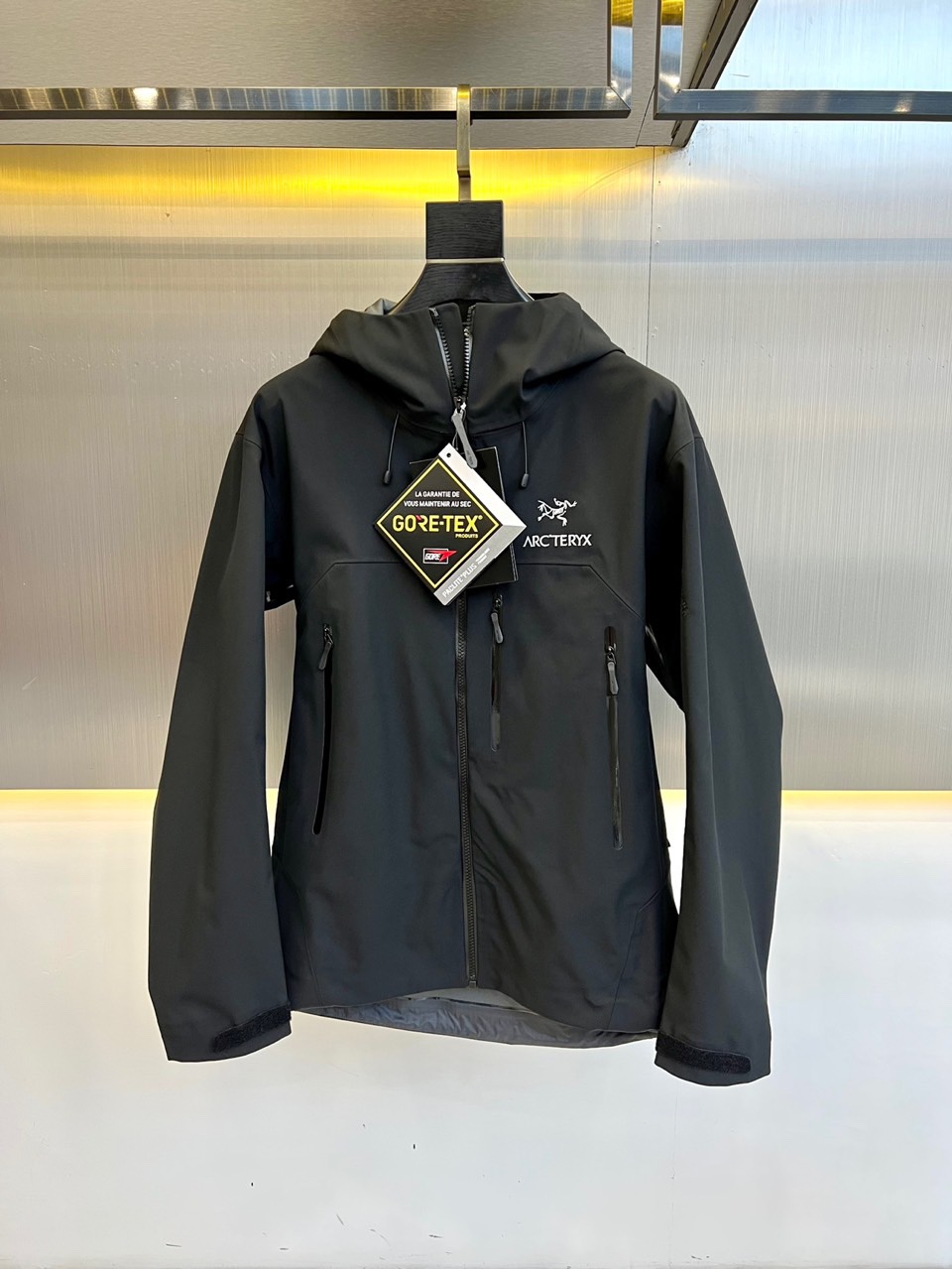 NO:117645,ARC'TERYX beta SV Arborist Bird Hard Shell Jacket - Self-purchased genuine version, all data and auxiliary materials are perfectly restored one to one, and shipped by the Bird Family OEM factory. The original order quality of the purchase agent is closed, and it is very suitable for couples to wear!  -Original packaging and original standard, full set of accessories, underarm YKK two-way zipper, hardware all open mold customization, tag book description analysis, multi-link water washing. -This BetaLT jacket is designed in a simple and universal design, and can provide the performance required for an alpine environment. The bluesign@ certified N40LGORE-TEX fabric is light and wear-resistant, windproof, waterproof and breathable, suitable for wearing a variety of activities. -The helmet is compatible with StormHood hood, good protection and no impact on sight. The hand pocket is equipped with WaterTight zipper for easy pick-up and placement, and the underarm zipper is easy to ventilate quickly, and the splicing design allows for free movement. -BETA SV jacket is also a star product of Arc’teryx. It has always performed outstandingly in harsh mountain environments. It is now more powerful and has a lighter weight.  -BETA multi-purpose clothing is suitable for a variety of activities and environments. Lightweight, high-performance simple design, lightweight and wear-resistant. -GORE-TEX waterproof, windproof and breathable fabrics can provide multi-faceted protection. 1!  S-XXL (model 173, 143 catties upper body M size), jil sanderarc'teryx, jackets & coats, hats, alexander wang19860909ARC‘TERYX beta SV 始祖鸟硬壳冲锋衣 - 自购正品打版,所有数据,辅料,均一比一完美还原,由鸟家代工厂跟单出货 ,代购级原单品质, 闭眼入,非常适合情侣穿搭！ -原包装原标 全套辅料定制,整衣 腋下YKK双向拉链,五金全部开模定制,吊牌书说明解析 ,多联水洗. -这款BetaLT夹克设计简洁而通用,可提供高山环境所需的性能.采用bluesign@认证的采用带经编背衬N40LGORE-TEX面料,轻薄而耐磨,防风、防水且透气,适合多种活动穿着. -头盔兼容StormHood兜帽防护良好且不影响视线,插手口袋设有WaterTight拉链,便于取放物品,腋下拉链便于快速通风,拼接设计使活动自如. -BETA SV夹克同是Arc’teryx的明星产品,一直在高山恶劣环境中表现突出,现在功能更强大,重量更轻. -BETA多用途服装适用于多种活动和环境. 轻量 高性能的简约设计,轻量而耐磨. -GORE-TEX防水、防风、透气面料可提供多面防护. 一！S-XXL（模特173,143斤上身M码）,,jil sanderarc'teryx,jackets & coats,hats,alexander wang,Men's clothing