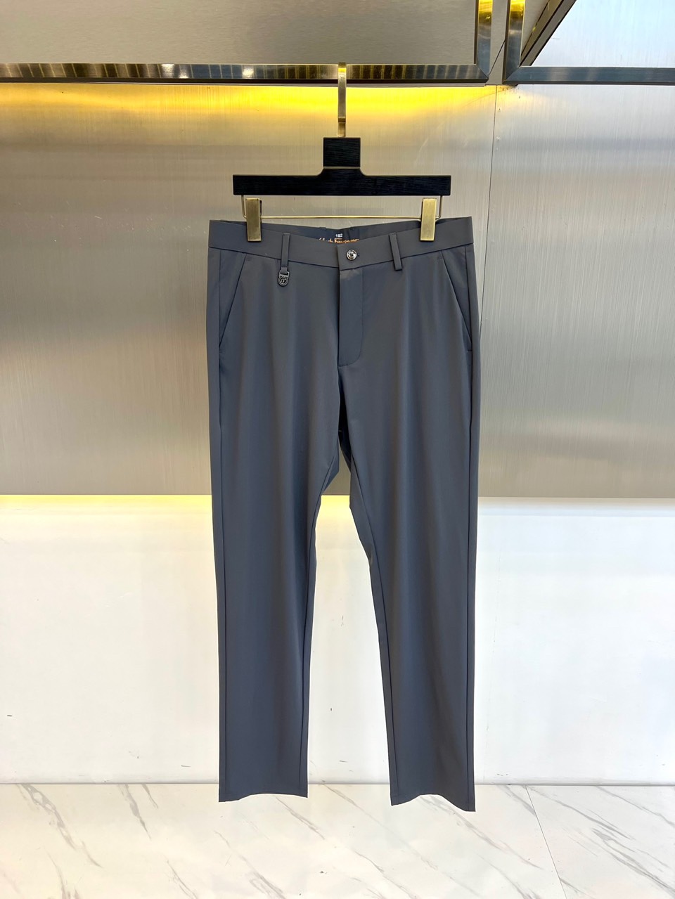 NO:117650,Ferragam, 2025s spring and summer men's thin business casual straight-leg casual pants, a fashionable casual pants dominated by craftsmanship and fabrics. The accessories and fabrics are so high-end that they are beyond imagination. They are decorated with the brand LOGO logo and the unique detailed design highlights the brand culture and characteristics!  The style is invincible, with excellent perfection and effect. It is a highly shaped item, both business and casual, and is currently exclusively sold in the industry!  29-38 (No 37), ferragamo, ferragamo, alexander wang19860909Ferragam菲拉格慕、2025s春夏男士薄款商务休闲直筒休闲裤,以工艺和面料为主导的一款时尚休闲裤,通体的辅料、面料之高级超乎想象,上面饰有品牌LOGO标识,独具匠心的细节设计,彰显了品牌文化及特质！版型剪裁无敌,完美效果出色,属于塑造性极高的单品,商务休闲兼备,目前业界独家售卖款！29-38（无37）,,ferragamo,ferragamo,alexander wang,Men's clothing