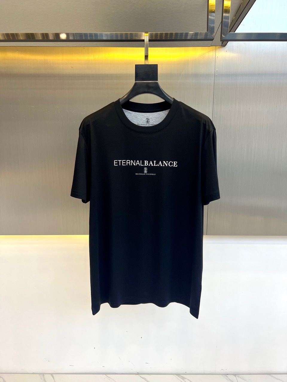 NO:119191,Brunello Cucinelli/ Brunello Cucinelli, 2025 spring and summer new BC iconic round neck inner short-sleeved T-shirt top BC OLD MONEY Lao Qian’s favorite, printed patterns, wash casually without deformation. A slightly loose basic version with slits on both sides of the hem, meeting the simple needs of commuters for dress. The upper body is very effective and looks slim. A seemingly simple short T-shirt can also be worn to show good taste. The upper body is handsome and stylish, looks young and connotated, full of style, and can be matched at will forever, easily leading the latest fashion trends. A must-have for high-end business men!  48-56 (model 173, 143 catties upper body 50 sizes), brunello cucinelli, T-shirt, tees, t-shirt, alexander wang19860909Brunello Cucinelli/ 布鲁内洛 库奇内利、2025春夏新款BC标志性圆领内搭短袖T恤上衣 BC款OLD MONEY老钱最爱,印花图案,随便洗涤不变形.稍带宽松的基础版型,下摆两侧开衩,满足通勤人们对于着装的简约需求,上身效果很好,显瘦,看似简单的短T衫也能穿出好品味. 上身帅气有型,显年轻有内涵,逼格满满,商务体闲皆可随意搭配,轻松引领最新时尚潮流,高端商务型男必备尚品！48-56（模特173,143斤上身50码）,,brunello cucinelli,T-shirt,tees，t-shirt,alexander wang,Men's clothing