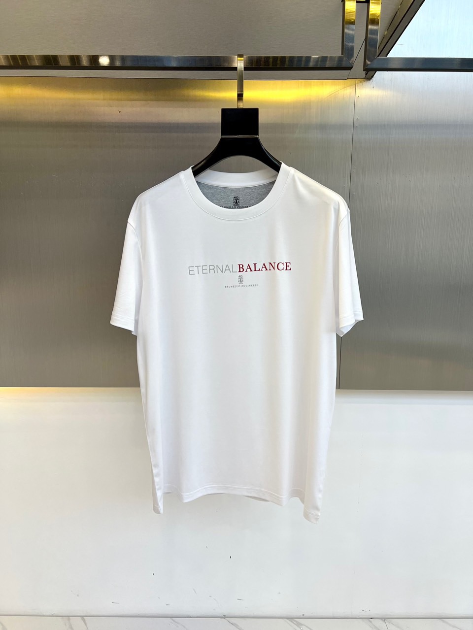 NO:117652,Brunello Cucinelli/ Brunello Cucinelli, 2025 spring and summer new BC iconic round neck inner short-sleeved T-shirt top BC OLD MONEY Lao Qian’s favorite, printed patterns, wash casually without deformation. A slightly loose basic version with slits on both sides of the hem, meeting the simple needs of commuters for dress. The upper body is very effective and looks slim. A seemingly simple short T-shirt can also be worn to show good taste. The upper body is handsome and stylish, looks young and connotated, full of style, and can be matched at will forever, easily leading the latest fashion trends. A must-have for high-end business men!  48-56 (model 173, 143 catties upper body 50 sizes), brunello cucinelli, T-shirt, tees, t-shirt, alexander wang19860909Brunello Cucinelli/ 布鲁内洛 库奇内利、2025春夏新款BC标志性圆领内搭短袖T恤上衣 BC款OLD MONEY老钱最爱,印花图案,随便洗涤不变形.稍带宽松的基础版型,下摆两侧开衩,满足通勤人们对于着装的简约需求,上身效果很好,显瘦,看似简单的短T衫也能穿出好品味. 上身帅气有型,显年轻有内涵,逼格满满,商务体闲皆可随意搭配,轻松引领最新时尚潮流,高端商务型男必备尚品！48-56（模特173,143斤上身50码）,,brunello cucinelli,T-shirt,tees，t-shirt,alexander wang,Men's clothing