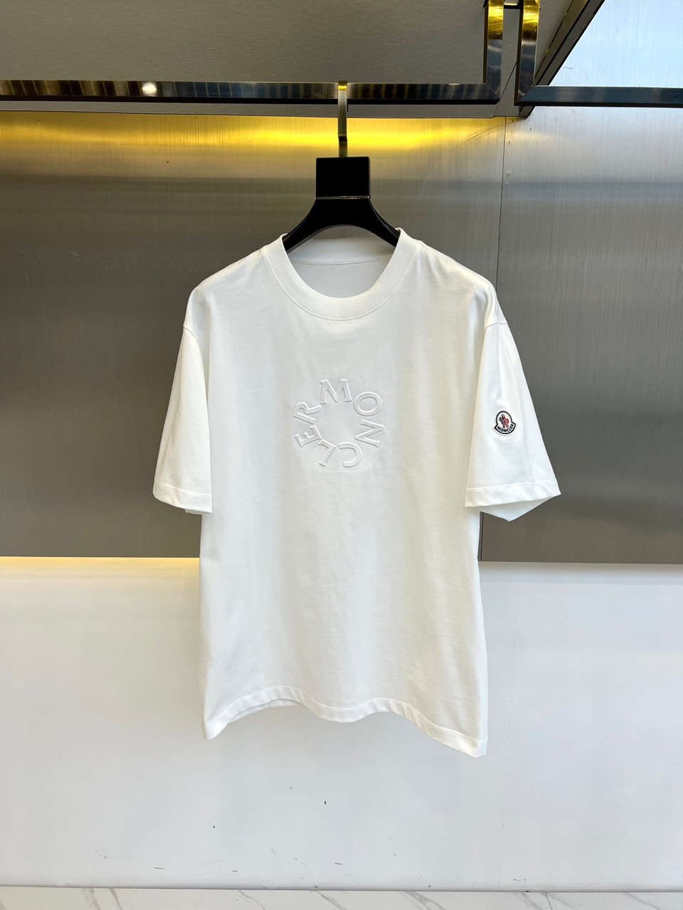 NO:117654,Mon masked mouth, 2025 spring and summer new short-sleeved T-shirt, released simultaneously in the counter!  Customized exclusive pure cotton fabric, customized original craft thread, heavy industry wool stick logo craft design!  Simple and generous, calm and versatile, perfectly integrated with fashion and style, a top-notch fashionable style that perfectly suits the outside wear!  The overall feeling is natural!  The ultimate classic versatile short-sleeved T-shirt is designed with the latest three-dimensional logo pattern elements!  The ultimate perfection of heavy industry!  Fans who pursue high quality are please buy them by themselves, and all fans who know the goods are invited to appreciate this model together!  48-54 (model 173, 143 catties upper body 50 sizes), Moncler, T-shirt, tees, t-shirt, alexander wang19860909Mon蒙口、2025春夏新款短袖t恤,专柜同步发售！定制专属纯棉面料,定制原版工艺螺纹,重工毛粘logo工艺设计！简约大方,从容百搭,完美融入时尚还有风情感一款完美符合外穿的顶尖时髦气质款！整体给人浑然天成的感觉！极致经典的百搭型短袖t恤,采用最新的立体logo图案元素设计！极致的重工极致的完美！追求高品质的粉丝们请自行抢购,诚邀所有识货的粉丝一同鉴赏此款！48-54（模特173,143斤上身50码）,,Moncler,T-shirt,tees，t-shirt,alexander wang,Men's clothing