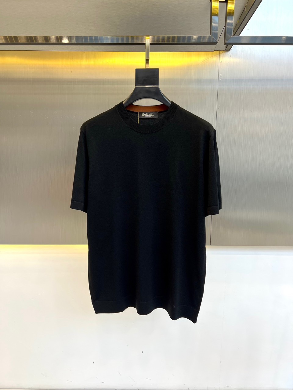 NO:119197,Loro  Piana-Lp Old Qianfeng Easy Wearing Series 2025 Spring Clothing New Product, Z-Series Coolmax Coolmax Coolmax Breathable Short-Sleeve T-Shirt. Cabinet 7K6, better wear than the original version! More comfortable in summer, the original version is the same process, 200S fixed spinning, German Stoll horizontal machine 16 knitted, Shengji DuPont Coolmax Coolmax Coolmax Coolmax Coolmax Coolmax, 20Supima cotton 80Coolmax retains the cotton feeling, while being more breathable, drier, and better adapt to the hot and sweaty summer. The four-sided elastic gives the body and mind limited release  The loose experience, compact tissue, lighter in volume than ordinary materials, and high elasticity, good recovery, QQ-elastic feel, good body feel, threaded round neck, cuffs, hem, the overall more beautiful, three-dimensional, washing-resistant and elastic, not deformed, the shape is repeatedly adjusted and enhanced to show the spirit neckline, the sleeve cage is exquisite and clear needle technology, zero pressure and no restraint optimization horizontal machine knitted Te easy to deform, etc., tighter, undeformed, comfortable and elegant all summer. 48-56 (model 173, 143 catties upper body 50 yards), loro  piana,loro piana,T-shirt,tees,t-shirt,alexander wang19860909Loro Piana-Lp老钱风易穿搭系列2025春装新品,Z系Coolmax凉感针织透气短袖T恤.柜7K6,比塬版更好穿!夏季更舒适,塬版同工艺,200S定纺纱,德国Stoll横机16针织造,升笈美国杜邦Coolmax清凉体感,20Supima棉80Coolmax保留棉感的同时,更透气,更干爽,更好适应炎热闷汗的夏季,四面弹给予身心限放松的体验感,组织紧凑,量感上又比普通的料更轻,而且高弹,恢复性都很好,手感QQ弹弹,上身体感佳,螺纹圆领、袖口、下摆,整体更美观立体耐洗涤弹力佳不变形造型经反复调整更提气显精神领口、袖笼精致明收针工艺,零压无束缚优化横机针织Te易变形等缺点,更紧致,不变形,惬意优雅整个夏天.48-56（模特173,143斤上身50码）,,loro piana,loro piana,T-shirt,tees，t-shirt,alexander wang,Men's clothing