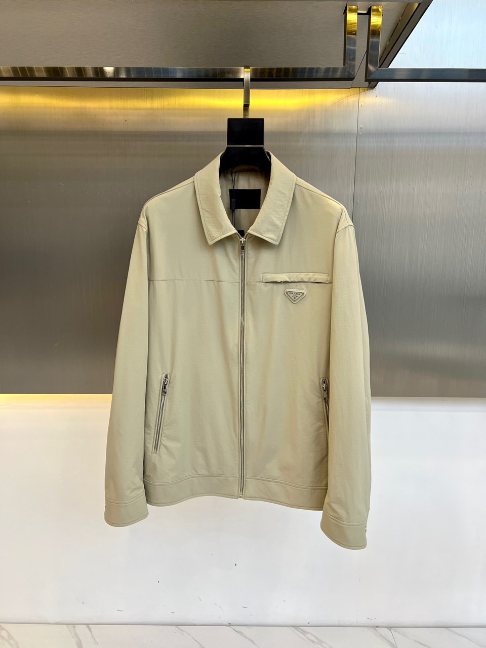 NO:117660,Prad, 2025FW Men's Lapel Jacket Jacket, this is a style that has been tried by the designer. The upper body is very cool, customized fabrics are provided by customers, and must-have items for spring and autumn. The overall feel is much softer than before, and it is highly comfortable. The hardware accessories, hardware accessories, breathable, highlight the texture are all high-end materials for customers, which are very textured, fashionable and casual, and the style is versatile and suitable for all occasions. Anyone can easily control it!  48-56 (model 173, 143 catties upper body 50 sizes), prada, prada, jackets & coats, jackets & coats, alexander wang19860909Prad普拉、2025FW 男士翻领夹克外套 ,这种就是设计师屡试不爽的版型,上身很飒,客供定制面料,春秋季必备单品.整体手感比以往做的要柔软很多,舒适度高,客供五金辅料,五金配件,透气,凸显质感五金配件都是客供高档材料,非常具有质感,时尚休闲兼备款,款式百搭适合各种场合,任何人都可以轻松驾驭！48-56（模特173,143斤上身50码）,,prada,prada,jackets & coats,jackets & coats,alexander wang,Men's clothing