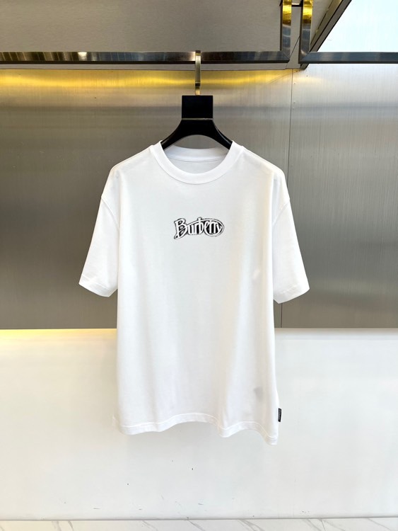 NO:117664,[Spot early in the early spring] Burberry, a new spring and summer 2025 short-sleeved T-shirt, selected customers to select imported 260 grams of pure cotton material, ensuring a comfortable and comfortable wearing experience. The same color dyed knitted rib splicing is spliced, and the color is firm and not easy to deform!  The front of the design is floral-style letters. These logos are clear and full, made of loose basic style and exquisite car line craftsmanship. Whether paired with casual pants or jeans, the upper body can show a fashionable, versatile and elegant side. 48-56 (model 173, 143 catties upper body 50 sizes), burberry, burberry, jeans, T-shirt, tees, t-shirt, alexander wang19860909【早春现货抢先发售】 Bur巴宝莉、2025春夏新品发售短袖T恤,甄选客供定选用客供进口260克纯棉材质,保证舒适感佳的穿着体验,同缸色染针织罗纹拼接,色泽牢固不易变形！在设计上正面采用花体风格字母标识,这些标识清晰饱满,采用基础宽松的版型剪裁和水准精湛的车线工艺制作而成,无论是搭配休闲裤还是牛仔裤,上身都能展现时尚百搭且有气质的一面.48-56（模特173,143斤上身50码）,,burberry,burberry,jeans,T-shirt,tees，t-shirt,alexander wang,Men's clothing