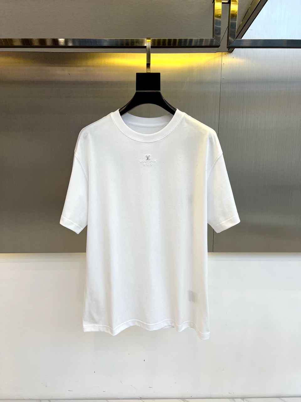 NO:117647,[Spot early in the early spring] 1v, 2025 spring and summer new products are available for short-sleeved T-shirts, selected for imported plain cotton materials. After hundreds of layers of silky processes, the fabric is thin and impermeable, close-fitting and comfortable and breathable, the comfort of the upper body is absolutely comparable to the high-end texture of ordinary pure cotton materials!  The embossed design on the front of the clothes and the chest is clearly low-luxury and temperament. The overall simple, elegant and tasteful overall. The basic loose version is round neck cut, which is very eye-catching in both casual and business appearance!  48-56 (model 173, 143 catties upper body 50 sizes), T-shirt,tees, t-shirt,alexander wang19860909【早春现货抢先发售】 1v、2025春夏新品发售短袖T恤,甄选客供进口平纹棉材质,经过上百道层层丝滑工艺处理,面料薄而不透,贴身舒适透气,上身舒适度绝对普通纯棉材质可媲美的高级质感！衣身胸前微标压花设计,一目了然的低奢与气质,整体简约大气又有品味,基础宽松版型圆领裁剪,无论休闲还是商务出场都是非常抢眼的存在！48-56（模特173,143斤上身50码）,,T-shirt,tees，t-shirt,alexander wang,Men's clothing