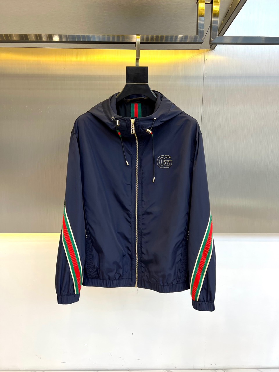 NO:140632,Guqi 2025 spring new jacket jacket, the new product on the show is perfect, comfortable and warm, the original three standards are complete, full and attractive in color, very outstanding design, easily advanced the sense of fashion, extremely exquisite workmanship, neat and meticulous line!  A masterpiece of a big-name designer!  The upper body doesn't look bloated and super handsome!  Spot code M ~ XXXL placing an order to report height and weight!  ,,jackets & coats,jackets & coats,alexander wang19860909古奇 2025春季新款夹克外套,秀场新品品相非常完美,穿着舒适保暖,原单三标齐全 色泽饱满诱人,非常出彩的设计,轻松将时髦感进阶,做工极为考究严谨,走线工整细致！大牌设计师巨作！上身不显臃肿、超级帅气！现货码数M ～ XXXL下单报身高体重！,,jackets & coats,jackets & coats,alexander wang,Men's clothing