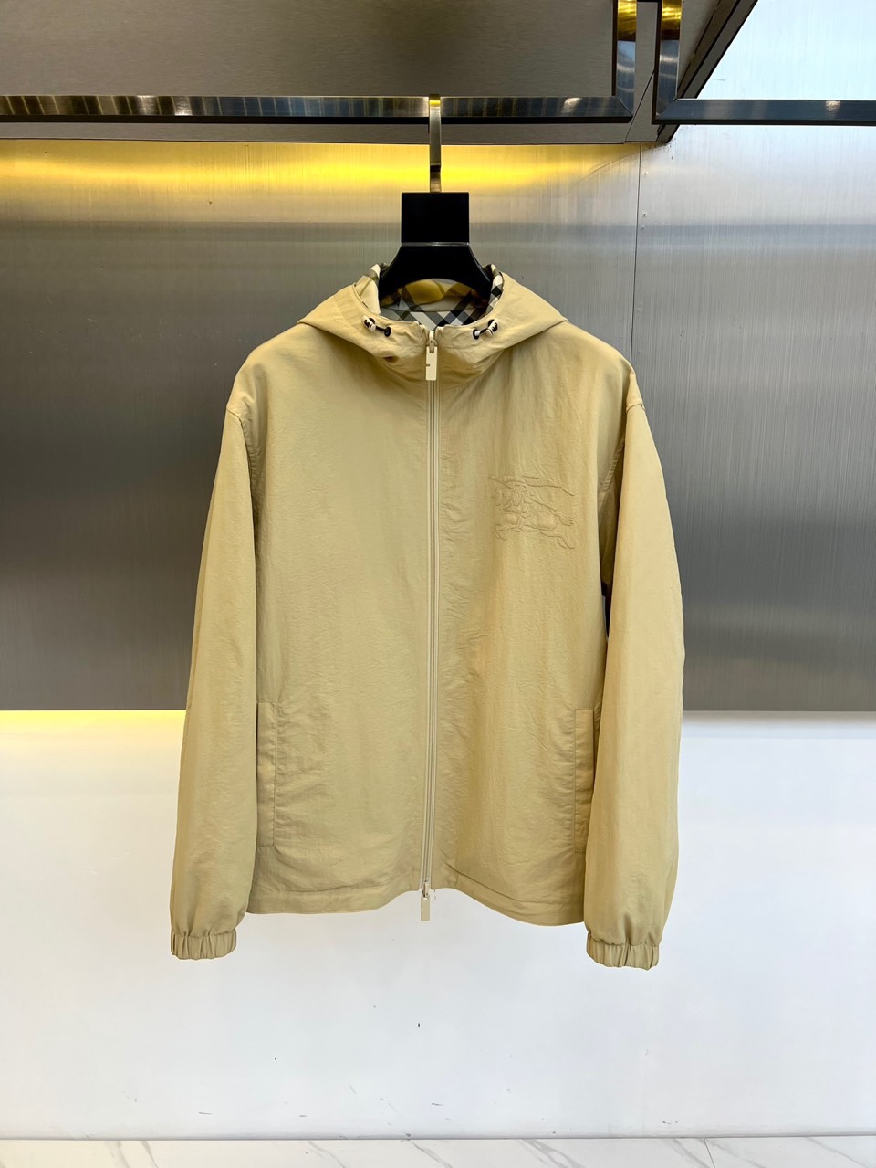 NO:117655,Burberry, 25ss plaid full-print double-sided hooded zipper long-sleeved jacket for men and girls can also wear Burberry/Burberry New plaid war horse double-sided jacket Lightweight hooded jacket made of woven nylon fabric with adjustable drawstring hood and double-zipper design!  The hem is embroidered with knight war horse applique embroidery, perfectly increasing the overall height. It perfectly demonstrates the presence of the BUR brand, and is highly recognizable and classic regular style design. Whether it is recognizable or sexy, it is very appropriate, and it can easily wear it to express the young lady's pursuit of fashion!  !  There is no need to say anything good, missing out is a masterpiece. I look forward to the perfect interpretation of all fans!  48-56 (model 173, 143 catties upper body 50 sizes), burberry, burberry, jackets & coats, jackets & coats, hats, alexander wang19860909Bur巴宝、 25ss 格纹满印双面穿连帽拉链长袖夹克外套 男款 女生也可以穿 Burberry/巴宝莉 新款格纹战马双面外套 轻便的连帽外套,选用由梭织尼龙面料制成 设计有可调式抽绳连帽以及双拉链设计！ 下摆采用骑士战马贴花刺绣.完美提高整体高度. 完美的彰显了BUR品牌的存在感,极具辨识度搭配经典的常规版型落设计 无论辨识度还是个性感都是非常的到位,轻松穿搭出小姐姐对于时尚的追求！！ 好物无需多言,错过便是绝唱,期待各位粉丝的完美演绎！48-56（模特173,143斤上身50码）,,burberry,burberry,jackets & coats,jackets & coats,hats,alexander wang,Men's clothing