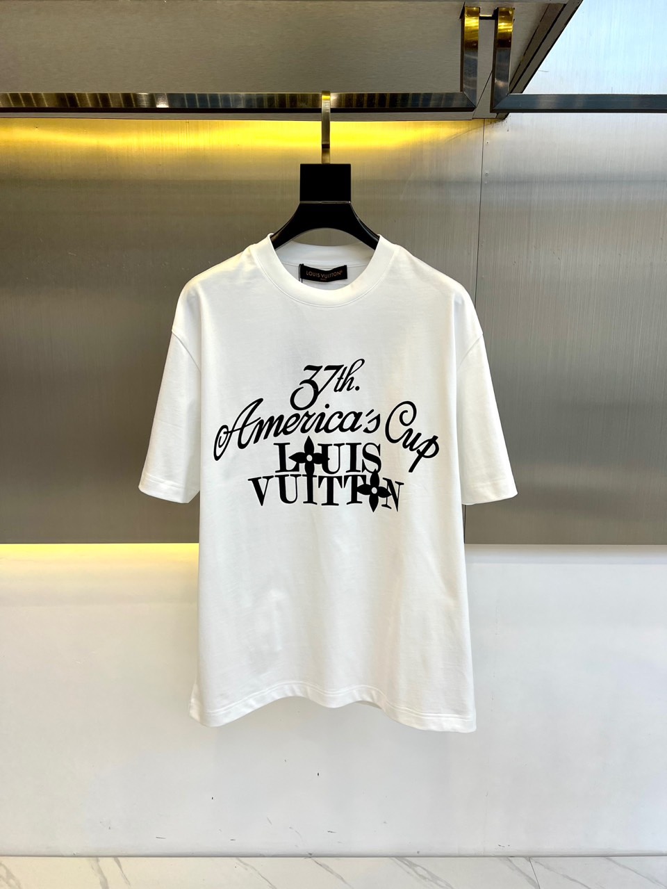 NO:119214,1v Vadern, LV x AC-2025 spring and summer new pure cotton latest and most popular logo print classic logo pattern logo fashion simple trendy short sleeves, top quality counter original single short sleeves, top production process imported fabric, using imported high-end customized fabric. The fabric style is excellent!  48-56 (model 173, 143 catties upper body 50 sizes), louis vuitton, T-shirt, alexander wang198609091v威登、 LV x AC-2025春夏新品纯棉最新最胸前今年最流行的徽标印花经典标识图案logo时尚简约潮流短袖,最顶级的品质专柜原单短袖,顶级制作工艺进口面料,采用进口高端订制面料.面料版型超赞！48-56（模特173,143斤上身50码）,,louis vuitton,T-shirt,alexander wang,Men's clothing