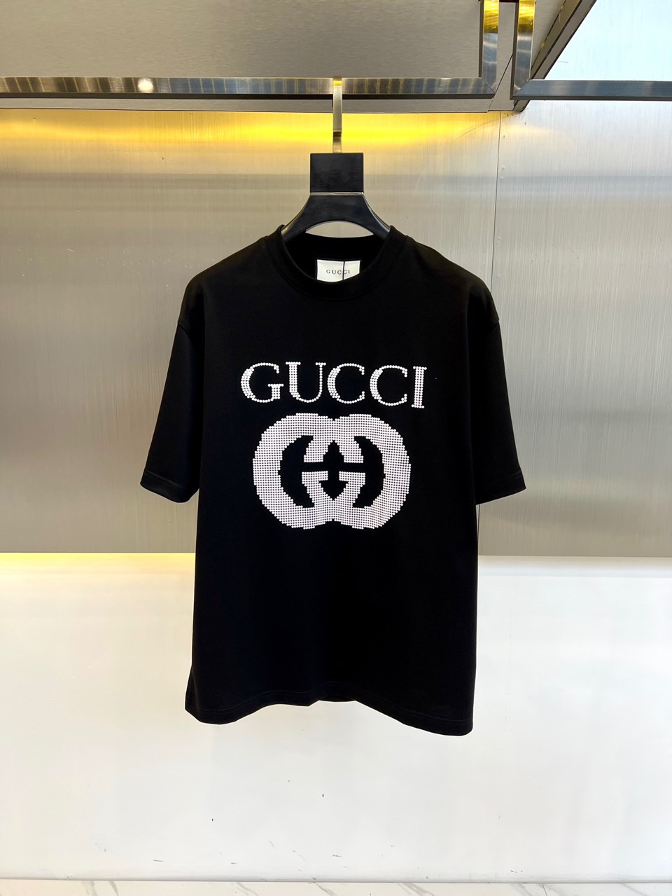 NO:119185,Gucc, 2025 spring and summer new style, letter logo round neck short-sleeved T-shirt, is essential for casual spring and summer outfits. The letter printing on the chest is completely reflected in the high-end aesthetic workmanship. The printed letter workmanship is more exquisite and atmospheric, with a strong three-dimensional feeling, which is very amazing. The fabric is soft and skin-friendly, and the upper body is a bit lazy and high-end feel. This wash T-shirt is definitely the absolute king of basic styles this year. The same style of men and women makes the feeling of luxury and high-end ordering!  48-56 (model 173, 143 catties upper body 50 sizes), gucci, gucci, T-shirt, tees, t-shirt, alexander wang19860909Gucc古驰、2025春夏新款 字母logo圆领短袖t恤,春夏休闲穿搭必不可少,胸前字母印花完完全全体现在高级审美的做工上,印花字母做工更是精致大气,立体感超强,非常惊艳,面料柔软亲肤,上身一丝丝慵懒又高级的feel,这款水洗t绝对是今年绝对的基础款之王,男女同款搭配穿出奢侈品高订的感觉！48-56（模特173,143斤上身50码）,,gucci,gucci,T-shirt,tees，t-shirt,alexander wang,Men's clothing