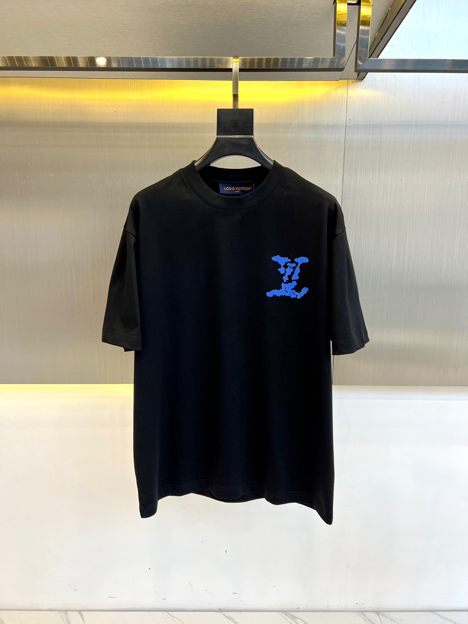 NO:119212,1v. 2025 spring and summer new product sky white cloud elements short-sleeved T-shirt, fine cotton pattern fabric, classic loose style, and better spun breathable cotton fabric!  Comfortable and fit the body. It is woven into a combed cotton fabric, which is delicate and comfortable in skin-friendly, with strong shaving, breathable and hygroscopicity. It is not easy to pleat and does not require special care. Nylon solid paste has the characteristics of high fastness, high solid content, environmental protection, etc., which can provide clear and lasting printing effect. The upper body is comfortable and free, and it can also show a sense of casualness and fashion. 48-56 (model 173, 143 catties upper body 50 yards), T-shirt,tees, t-shirt,alexander wang198609091v、2025春夏新品天空白云元素短袖T恤,精棉平纹面料、经典宽松版型,选用精纺透气棉质面料！舒适贴合身形.织成精梳棉布料,亲肤感细腻舒适,挺刮透气吸湿性强劲.不易出褶亦不需要特别打理.尼龙固浆具有高牢度、高固含、环保等特点,可以提供清晰、持久的印花效果.上身舒适和自由,同时也能展现出一种随性和时尚感.48-56（模特173,143斤上身50码）,,T-shirt,tees，t-shirt,alexander wang,Men's clothing