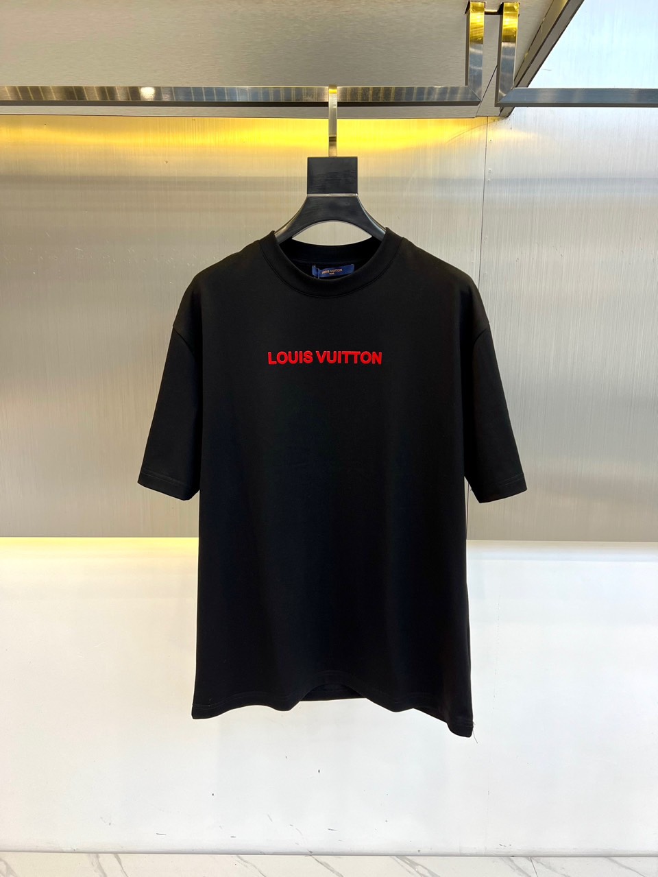 NO:119210,1v, 2025s spring and summer new logo, loose and slim casual round neck short-sleeved T-shirt. The overall texture of pure cotton high-subject fabric is extremely comfortable and has excellent skin-friendly effect. The overall loose style configuration is more youthful and sports style, with a grand and outstanding upper body, and the effect is excellent. The combination is more worry-free and effort-saving. Whether it is casual sports or high street travel, you can easily control it!  48-56 (model 173, 143 catties upper body 50 sizes), T-shirt,tees, t-shirt,alexander wang198609091v、2025s春夏新款新标字母logo宽松显瘦休闲圆领短袖t恤.纯棉高支数面料整体的触感极为舒适,亲肤效果也是极佳.整体宽松的版型配置,更具青春运动风格,上身大气出彩,效果极佳,搭配更是省心省力,无论是休闲运动还是高街出行,都能轻松驾驭！48-56（模特173,143斤上身50码）,,T-shirt,tees，t-shirt,alexander wang,Men's clothing