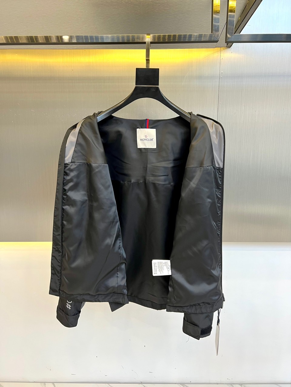 Moncler 2025 Spring-Summer Hooded Jacket, Lightweight & Comfortable 7 i1739728170 320 1