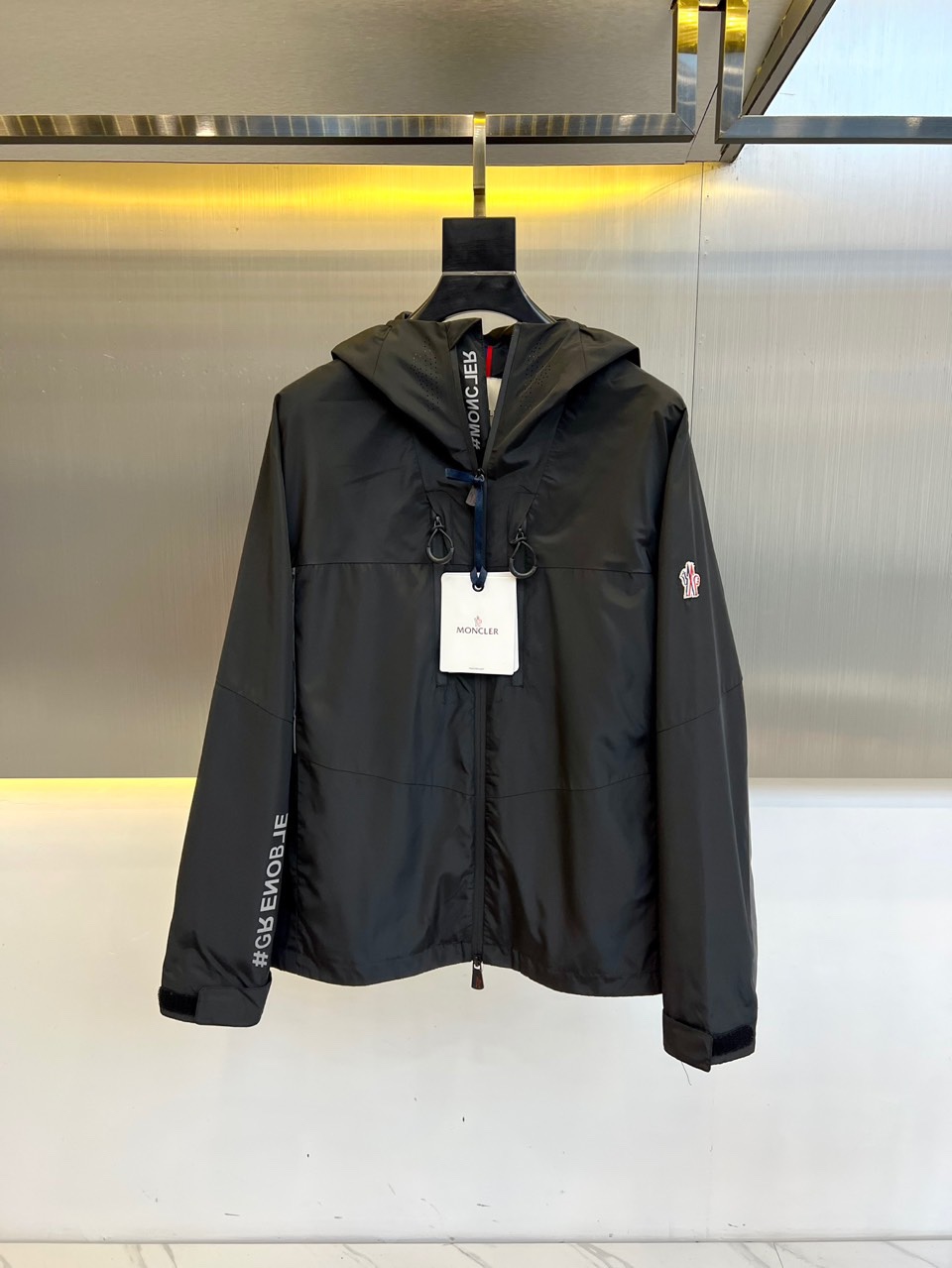 Moncler 2025 Spring-Summer Hooded Jacket, Lightweight & Comfortable 2 i1739728170 4166 0