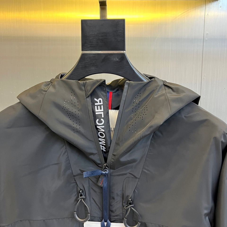 Moncler 2025 Spring-Summer Hooded Jacket, Lightweight & Comfortable 4 i1739728170 7652 3