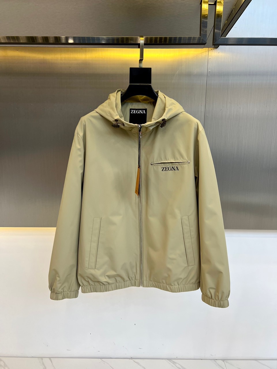 NO:423309,Ermenegildo zegna/Jenia, 2025 spring men's hooded business casual executive jacket jacket. Made of imported polyester fiber, the fabric feels thick and dense, the texture is silky and delicate and shiny, the exquisite tailoring fits the body, showing the ability and confidence of the leader. The reasonable multi-functional pocket design is practical and beautiful, meeting daily business needs. Whether it is a formal meeting or a business trip, this jacket is an ideal choice for you to show your professional image. 48-56 (model 173, 143 catties upper body 50 sizes), zegna, jackets & coats, jackets & coats, hats, alexander wang19860909Ermenegildo zegna/杰尼亚、2025春装男士连帽商务休闲行政夹克外套.客供进口聚酯纤维材质制成,面料手感厚实密度极高,质地丝滑细腻且富有光泽,精致的剪裁,贴合身形,展现领导者的干练与自信.合理的多功能口袋设计,既实用又不失美观,满足日常商务需求.无论是正式会议还是商务旅行,这款夹克外套都是您展现专业形象的理想选择.48-56（模特173,143斤上身50码）,,zegna,jackets & coats,jackets & coats,hats,alexander wang,Men's clothing