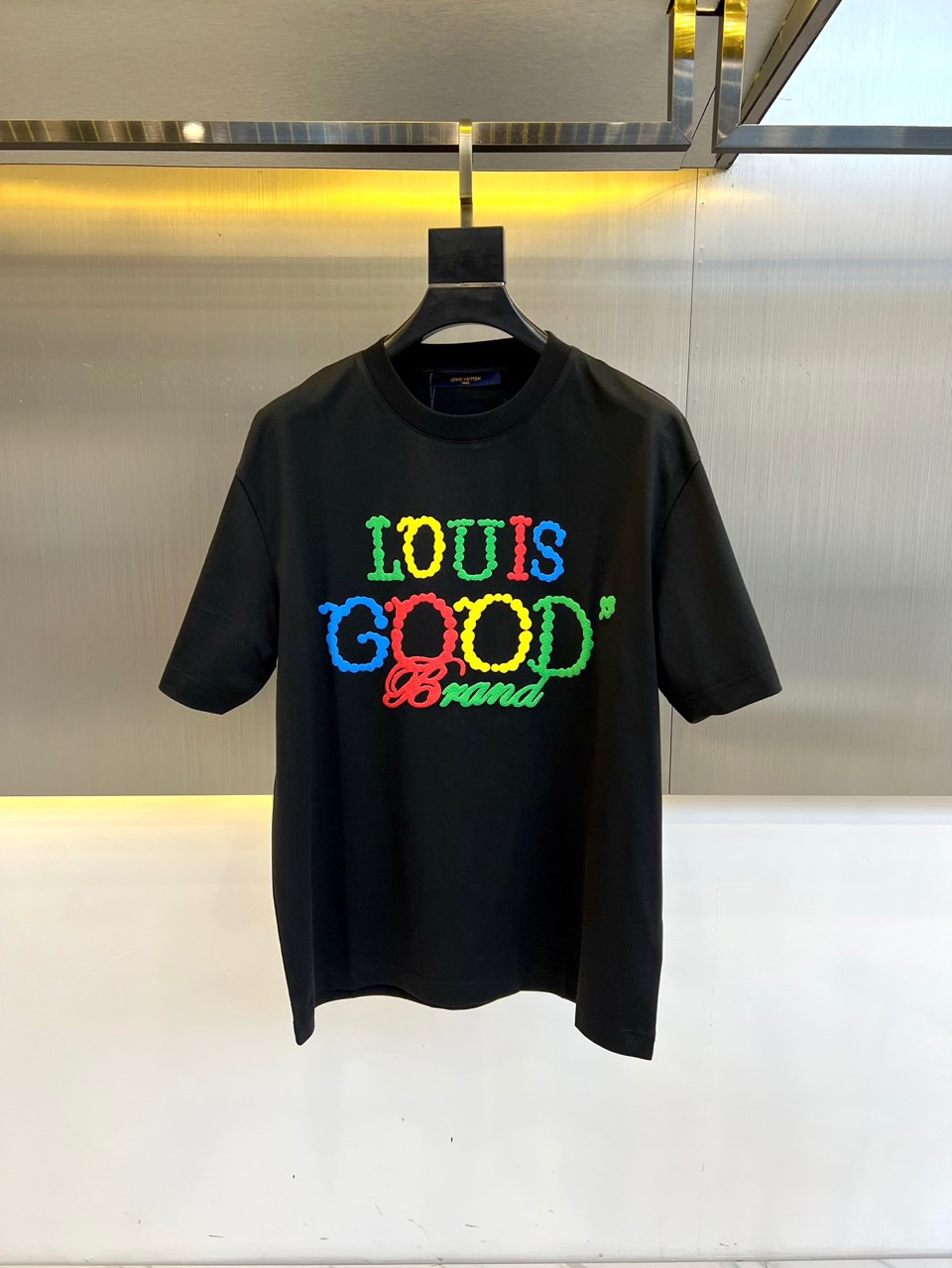 NO:119208,1v, 2025 spring and summer new short-sleeved T-shirt, fine cotton pattern fabric, foam printing, classic loose style, and better spun breathable cotton fabric!  Comfortable and fit the body. It is woven into a combed cotton fabric, which is delicate and comfortable in skin-friendly, with strong shaving, breathable and hygroscopicity. It is not easy to pleat and does not require special care. Nylon solid paste has the characteristics of high fastness, high solid content, environmental protection, etc., which can provide clear and lasting printing effect. The upper body is comfortable and free, and it can also show a sense of casualness and fashion. 48-56 (model 173, 143 catties upper body 50 yards), T-shirt,tees, t-shirt,alexander wang198609091v、2025春夏新品短袖T恤,精棉平纹面料、发泡印花、经典宽松版型,选用精纺透气棉质面料！舒适贴合身形.织成精梳棉布料,亲肤感细腻舒适,挺刮透气吸湿性强劲.不易出褶亦不需要特别打理.尼龙固浆具有高牢度、高固含、环保等特点,可以提供清晰、持久的印花效果.上身舒适和自由,同时也能展现出一种随性和时尚感.48-56（模特173,143斤上身50码）,,T-shirt,tees，t-shirt,alexander wang,Men's clothing