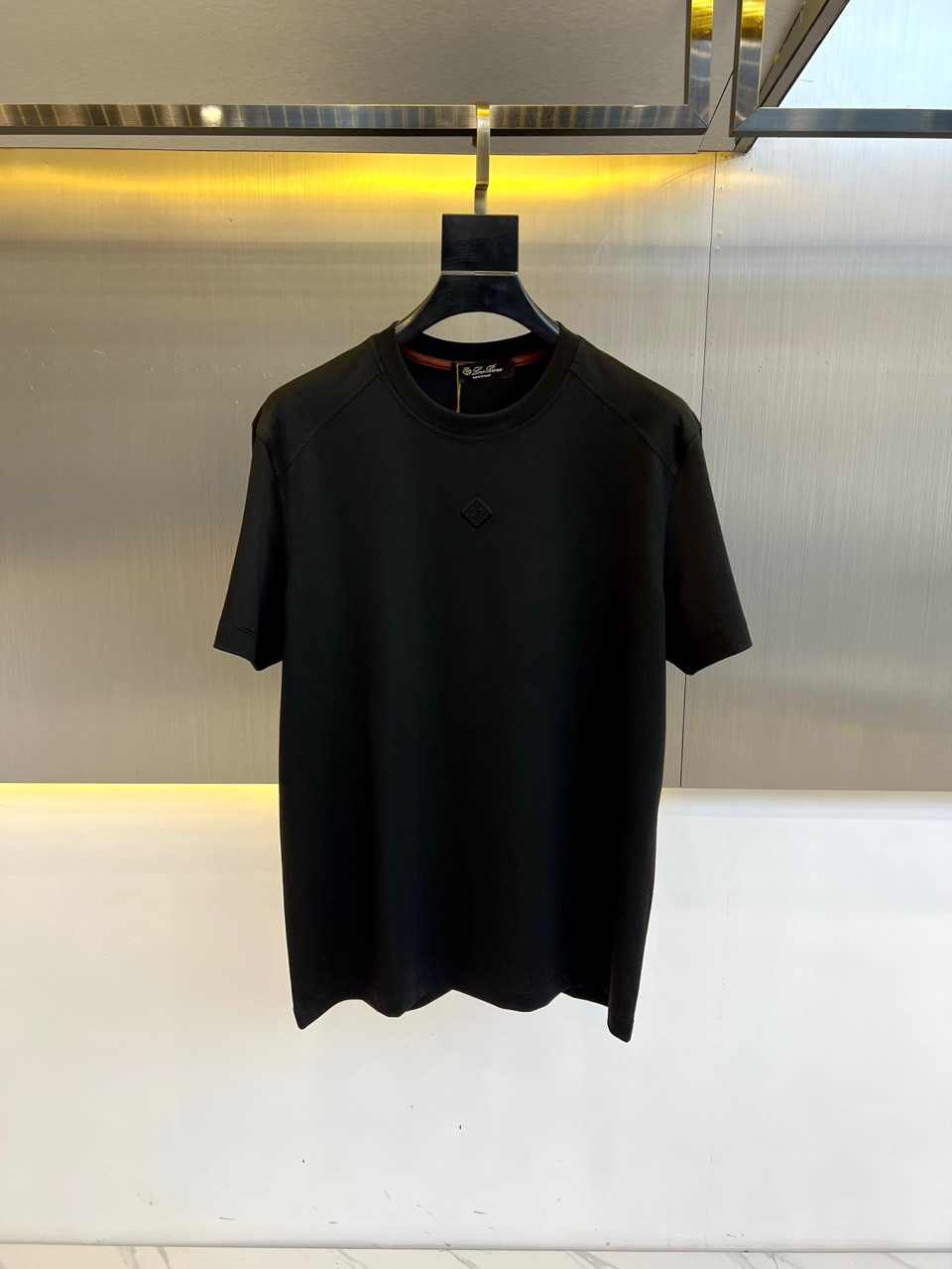 NO:119182,Lor Piana, 2025 Old Qianfeng Easy Wear Series, choose this one with high requirements for fabrics and pattern details. Please compare the shopping malls with wardrobe essentials. Classic basic round neck short-sleeved T-shirts. The fabric uses imported high-string mercerized cotton. The ribbed structure has a breathability much higher than traditional plain patterns. The dryness and breathability of the strong twisted yarn is much higher than that of traditional thread-drying technology. While bringing comfort, you can experience the functionality and breathability that only top brands can have. Therefore, the dryness and breathability of this T-shirt is D-grade. The surface of the fabric has a subtle texture and a warm luster. It is very high-end and quite textured!  48-56 (please report height and weight by placing an order), T-shirt,tees,t-shirt,alexander wang19860909Lor Piana诺悠翩雅、2025老钱风易穿搭系列 对于面料 与版型 细节有极高要求的选这款.入手随意对比商场 衣橱必备 经典基础款圆领短袖T恤 面料采用进口高支丝光欧棉,罗纹组织结构的透气性远高于传统的平纹,强捻纱线的干爽感透气度又是远高于传统并线工艺,带来舒适度的同时,让你体会顶级品牌才能有的功能性和透气感,所以这款T恤的干爽透气舒适度都是D级的 面料的表面有细微的纹理感 又有着温润的光泽 很高档颇具质感！48-56（下单请报身高体重）,,T-shirt,tees，t-shirt,alexander wang,Men's clothing