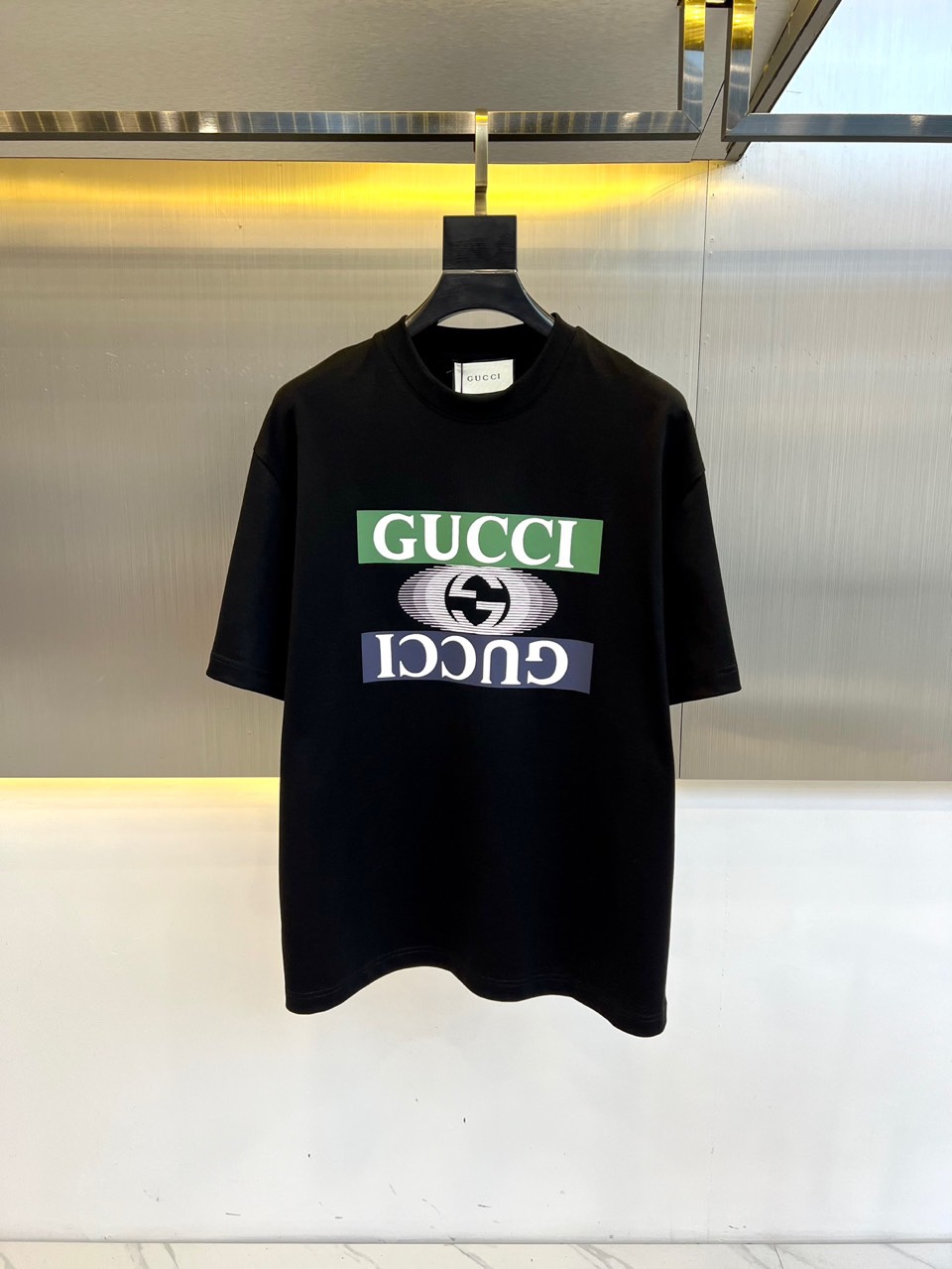 NO:119179,Gucc, 2025 spring and summer new style, letter logo round neck short-sleeved T-shirt, is essential for casual spring and summer outfits. The letter printing on the chest is completely reflected in the high-end aesthetic workmanship. The printed letter workmanship is more exquisite and atmospheric, with a strong three-dimensional feeling, which is very amazing. The fabric is soft and skin-friendly, and the upper body is a bit lazy and high-end feel. This wash T-shirt is definitely the absolute king of basic styles this year. The same style of men and women makes the feeling of luxury and high-end ordering!  48-56 (model 173, 143 catties upper body 50 sizes), gucci, gucci, T-shirt, tees, t-shirt, alexander wang19860909Gucc古驰、2025春夏新款 字母logo圆领短袖t恤,春夏休闲穿搭必不可少,胸前字母印花完完全全体现在高级审美的做工上,印花字母做工更是精致大气,立体感超强,非常惊艳,面料柔软亲肤,上身一丝丝慵懒又高级的feel,这款水洗t绝对是今年绝对的基础款之王,男女同款搭配穿出奢侈品高订的感觉！48-56（模特173,143斤上身50码）,,gucci,gucci,T-shirt,tees，t-shirt,alexander wang,Men's clothing