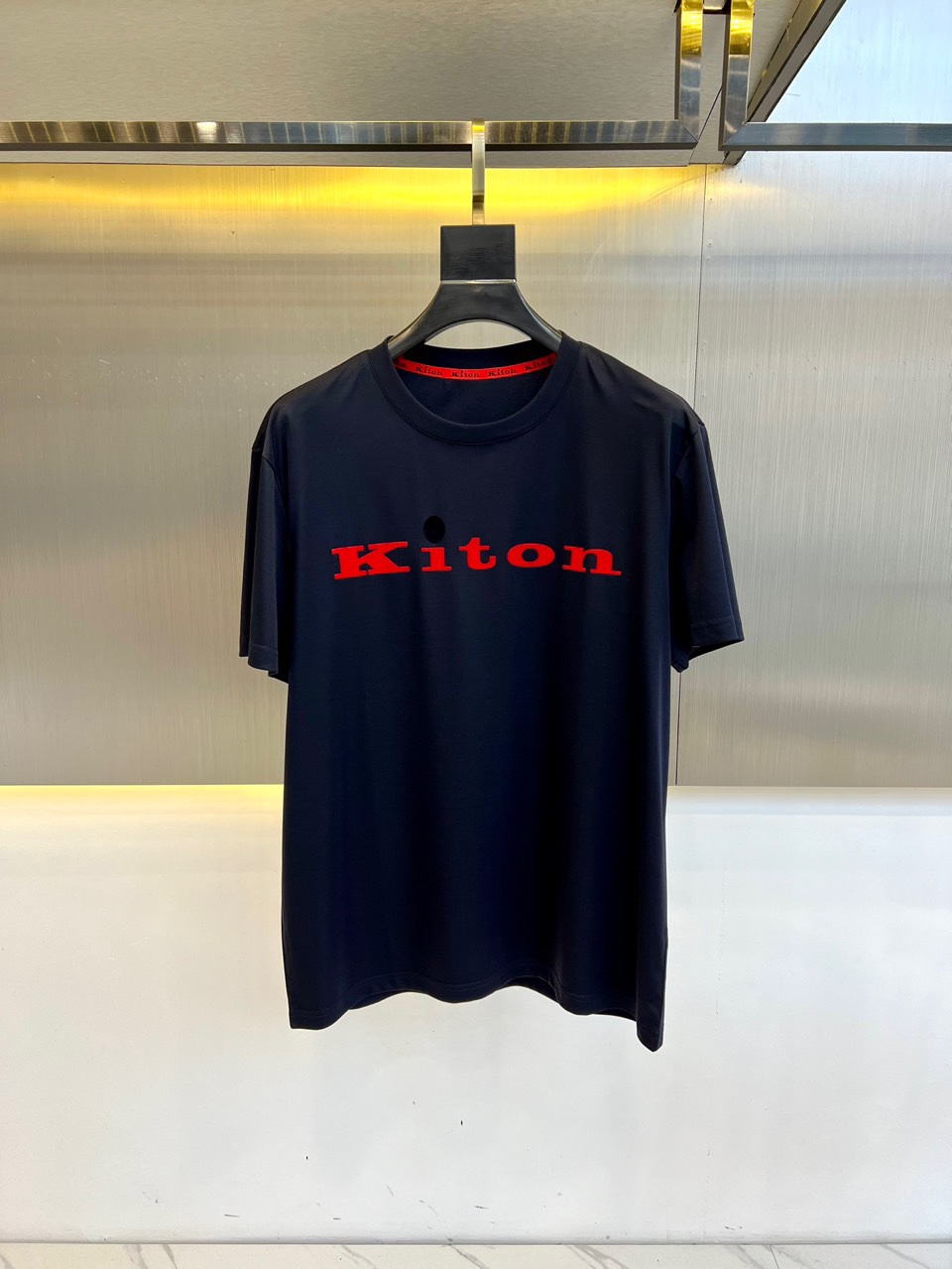 NO:119176,Kiton-2025 spring and summer new men's round neck mercerized cotton short-sleeved T-shirt, the front chest logo design is very expressive, using extremely distinctive colors to create an aesthetic sense of space, matched with simple and generous round neck, comfortable fabrics can allow you to enjoy the unrestrained and comfortable feeling, the simple and neat design makes your mood relaxed and bright. 48-56 (model 173, 143 catties upper body 50 sizes), T-shirt,tees, t-shirt,alexander wang19860909Kiton-2025春夏新品男士圆领丝光棉短袖T恤,前胸的logo 设计极具表现力,用极特色的色彩构造出美学的的空间感,搭配简单大方的圆领,舒适的面料能让你尽情享受无拘无束的惬意感,简洁利落的设计,让心情也随之轻松明快.48-56（模特173,143斤上身50码）,,T-shirt,tees，t-shirt,alexander wang,Men's clothing