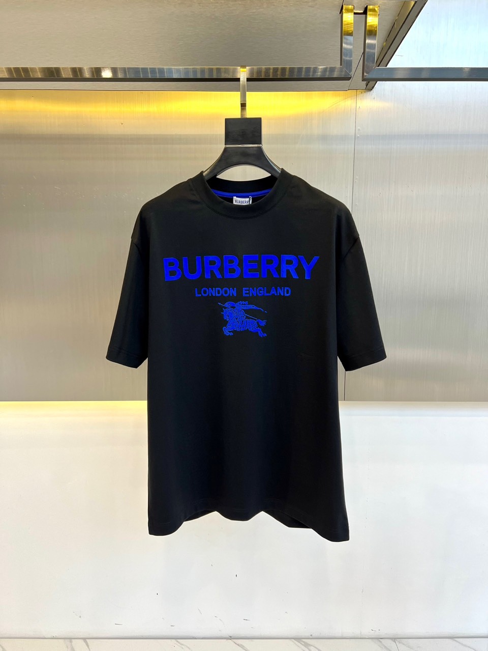 NO:119206,Burberry, 2025 spring and summer new short-sleeved T-shirt, customized exclusive pure cotton fabric, customized original craft threads, and heavy-work letter logo craft design on chest!  Simple and generous, calm and versatile, perfectly integrated with fashion and style, a top-notch fashionable style that perfectly suits the outside wear!  The overall feeling is natural!  The ultimate classic versatile short-sleeved T-shirt is designed with the latest three-dimensional letter logo pattern elements!  The ultimate perfection of heavy industry!  Fans who pursue high quality are please buy them by themselves, and all fans who know the goods are invited to appreciate this model together!  48-56 (model 173, 143 catties upper body 50 sizes), burberry, burberry, T-shirt, tees, t-shirt, alexander wang19860909Bur巴宝莉、2025春夏新款短袖t恤,定制专属纯棉面料,定制原版工艺螺纹,胸前重工字母logo工艺设计！简约大方,从容百搭,完美融入时尚还有风情感一款完美符合外穿的顶尖时髦气质款！整体给人浑然天成的感觉！极致经典的百搭型短袖t恤,采用最新的立体字母logo图案元素设计！极致的重工极致的完美！追求高品质的粉丝们请自行抢购,诚邀所有识货的粉丝一同鉴赏此款！ 48-56（模特173,143斤上身50码）,,burberry,burberry,T-shirt,tees，t-shirt,alexander wang,Men's clothing