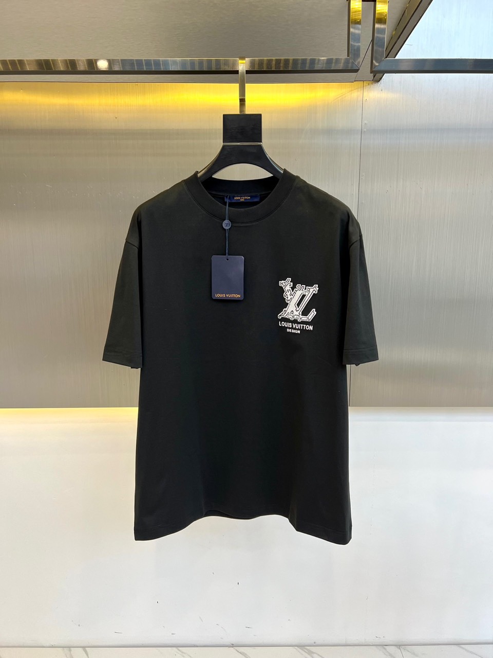 NO:119204,1v, 2025 spring and summer new short-sleeved T-shirt, fine cotton pattern fabric, classic loose style, and better spun breathable cotton fabric!  Comfortable and fit the body. It is woven into a combed cotton fabric, which is delicate and comfortable in skin-friendly, with strong shaving, breathable and hygroscopicity. It is not easy to pleat and does not require special care. Nylon solid paste has the characteristics of high fastness, high solid content, environmental protection, etc., which can provide clear and lasting printing effect. The upper body is comfortable and free, and it can also show a sense of casualness and fashion. 48-56 (model 173, 143 catties upper body 50 yards), T-shirt,tees, t-shirt,alexander wang198609091v、2025春夏新品短袖T恤,精棉平纹面料、经典宽松版型,选用精纺透气棉质面料！舒适贴合身形.织成精梳棉布料,亲肤感细腻舒适,挺刮透气吸湿性强劲.不易出褶亦不需要特别打理.尼龙固浆具有高牢度、高固含、环保等特点,可以提供清晰、持久的印花效果.上身舒适和自由,同时也能展现出一种随性和时尚感.48-56（模特173,143斤上身50码）,,T-shirt,tees，t-shirt,alexander wang,Men's clothing