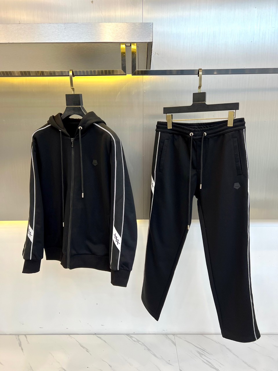 NO:119173,Zegna, 25s early spring new set high-quality hooded set, classic is eternal, and it is absolutely worth buying!  This type of suit is also a must-have for lazy people. You don’t have to think about how to match it, just do it easily!  Custom-made pure cotton fabrics are provided with smooth touch, but they are crisp and stylish, with a full texture on the upper body!  The seiko towel embroidery logo on the chest is contrasting color embellishment, the overall style is simple and generous without losing the style, with a strong sense of upper body, absolutely at the forefront of fashion, very comfortable to wear, and there is no need to say much about the trouser style and cutting, the upper body is exquisite and vivid, and the truly palace-level casual trousers can be competent for various occasions whether they are sports or casual!  48-56 (model 173, 143 catties upper body 50 sizes), zegna, hats, alexander wang19860909Zegna杰尼亚、25s早春新款套装高品质连帽套装,经典即永恒,入手绝对值的！这种类型的套装也是懒人必备的一套,不用想怎么搭配,直接一套轻松搞定！客供定制纯棉面料,触感顺滑,却又挺括有型,上身质感十足！胸前精工毛巾刺绣logo撞色点缀, 整体简洁大方而不失格调,上身感极强,绝对走在时尚最前端,穿着非常舒适,裤型款式和裁剪亦无需多言,上身精致跃然,真正殿堂级的休闲卫裤,无论是运动还是休闲时候都能胜任各种场合！48-56（模特173,143斤上身50码）,,zegna,hats,alexander wang,Men's clothing