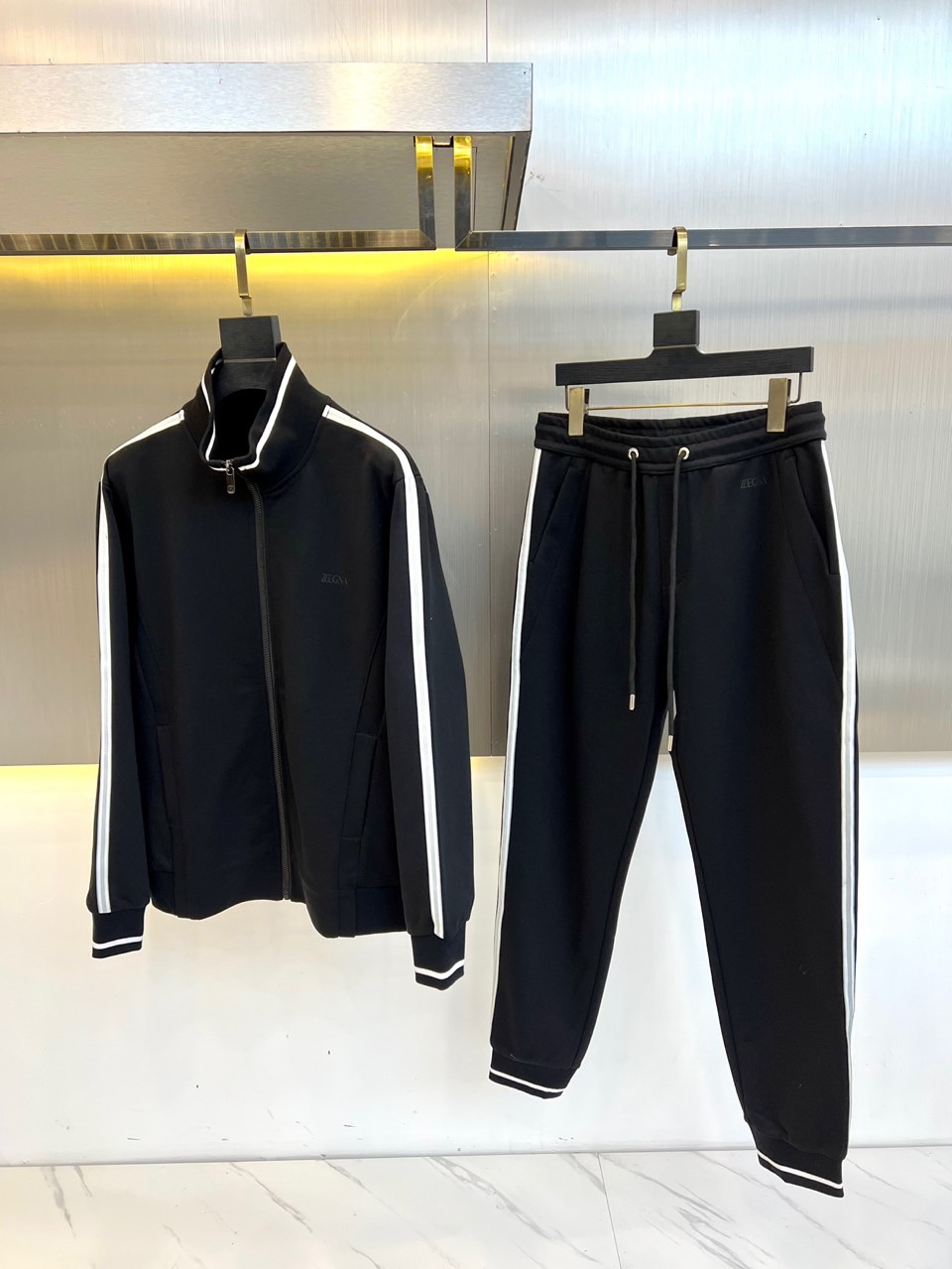 NO:119170,Zegna, 25s early spring new set, high-quality stand-up collar design set, classic is eternal, and it is absolutely worth buying!  This type of suit is also a must-have for lazy people. You don’t have to think about how to match it, just do it easily!  Custom-made pure cotton fabrics are provided with smooth touch, but they are crisp and stylish, with a full texture on the upper body!  The seiko towel embroidery logo on the chest is contrasting color embellishment, the overall style is simple and generous without losing the style, with a strong sense of upper body, absolutely at the forefront of fashion, very comfortable to wear, and there is no need to say much about the trouser style and cutting, the upper body is exquisite and vivid, and the truly palace-level casual trousers can be competent for various occasions whether they are sports or casual!  48-56 (model 173, 143 catties upper body 50 sizes), zegna, alexander wang19860909Zegna杰尼亚、25s早春新款套装高品质立领设计套装,经典即永恒,入手绝对值的！这种类型的套装也是懒人必备的一套,不用想怎么搭配,直接一套轻松搞定！客供定制纯棉面料,触感顺滑,却又挺括有型,上身质感十足！胸前精工毛巾刺绣logo撞色点缀, 整体简洁大方而不失格调,上身感极强,绝对走在时尚最前端,穿着非常舒适,裤型款式和裁剪亦无需多言,上身精致跃然,真正殿堂级的休闲卫裤,无论是运动还是休闲时候都能胜任各种场合！48-56（模特173,143斤上身50码）,,zegna,alexander wang,Men's clothing