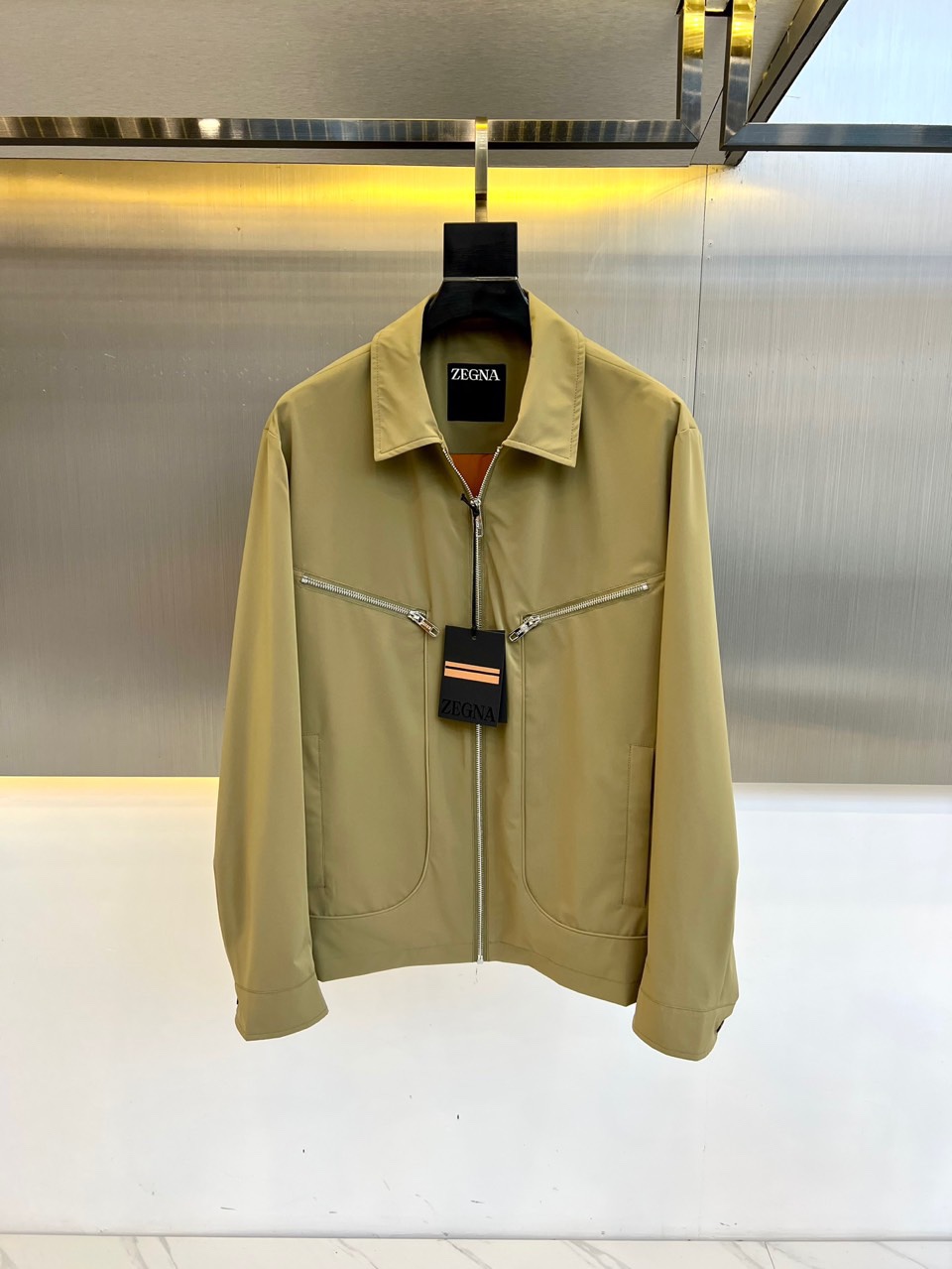 NO:423299,Zegna, 2025 early spring new high-quality men's business casual lapel jacket. It makes people intoxicated at first sight. Fashion and comfort coexist. Loose version of retro lapel shirt combines the circumference and is casual but not loose and dragged. The cuffs and access control texture are light and light metal four-eye buttons, with pearl-plated color, delicate and delicate texture, the cuffs are slowly tightened, presenting a relaxed shape and relaxed. 48-56 (model 173, 143 catties upper body 50 yards), zegna, jackets & coats, alexander wang19860909Zegna杰尼亚、2025早春新品高品男士商务休闲翻领外套.一眼就让人沉醉其中 时尚与舒适并存.宽松版复古翻领衬衣,将围度释放结合造型,休闲肆意但不松垮拖沓.袖口与门禁的质感轻薄金属四眼纽扣,挂镀珍珠沥色,质感细腻精致,袖口处缓慢收紧,呈现轻松的造型也张弛有度.48-56（模特173,143斤上身50码）,,zegna,jackets & coats,alexander wang,Men's clothing