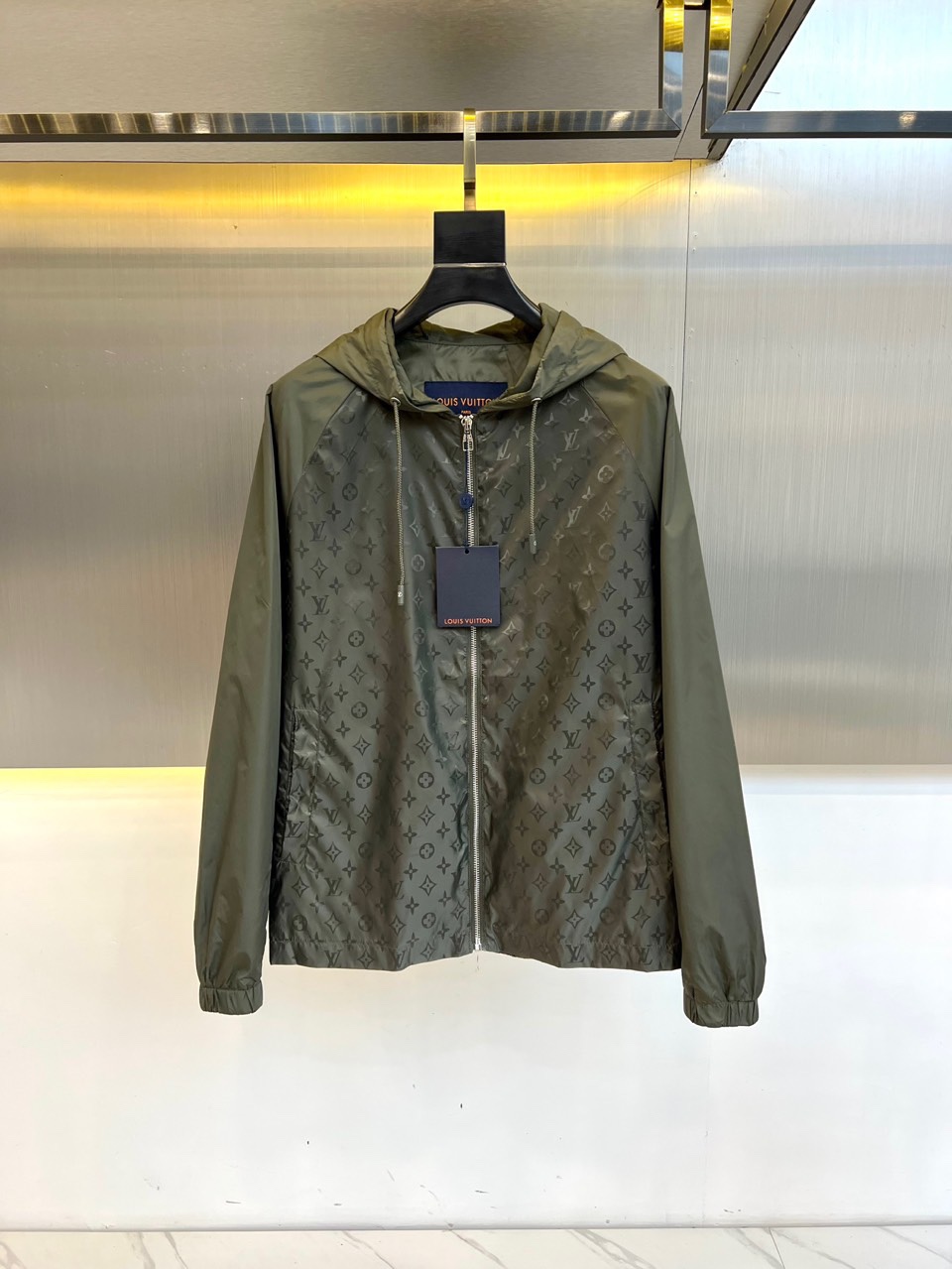 NO:423291,1v, Donkey House 25ss's latest product in early spring, Donkey House classic presbyterian jacket hooded jacket, handsome and stylish design!  A versatile must-have item, a fashionable brand, easily creates a cool and handsome atmosphere. The printed brand is full of old-fashioned sense, and the low-key and fashionable contrasting design is particularly eye-catching. The loose style is versatile and can be controlled by any figure!  Original custom imported memory silk fabric is light and breathable!  A full set of mold opening hardware accessories. The workmanship quality depends on the details!  48-56 (model 173, 143 catties upper body 50 sizes), louis vuitton,louis vuitton,jackets & coats,jackets & coats,hats,alexander wang198609091v、驴家25ss早春最新品 驴家经典老花夹克连帽外套,设计帅气有型！百搭必备单品,时尚潮牌, 轻松营造酷帅氛围感 ,满印的品牌老花高级感满满,在低调又时髦撞色设计特别吸睛,宽松版型百搭人,任何身材都能驾驭！原版定制进口记忆丝面料质感轻盈透气！全套开模五金配件.做工品质看细节！48-56（模特173,143斤上身50码）,,louis vuitton,louis vuitton,jackets & coats,jackets & coats,hats,alexander wang,Men's clothing