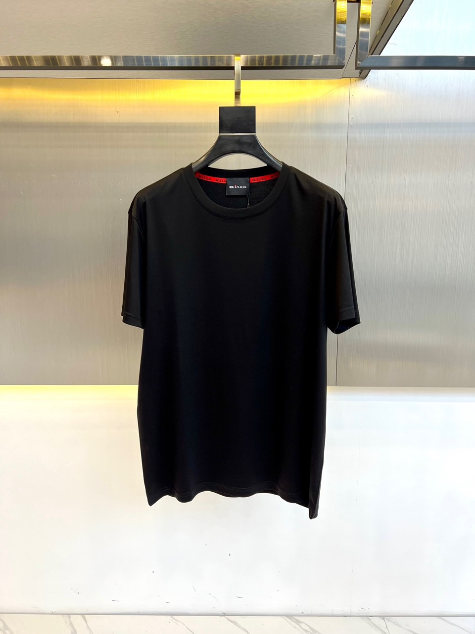 NO:119167,Kiton-2025 spring and summer new men's round neck mercerized cotton short-sleeved T-shirt, the front chest logo design is very expressive, using extremely distinctive colors to create an aesthetic sense of space, matched with simple and generous round neck, comfortable fabrics can allow you to enjoy the unrestrained and comfortable feeling, the simple and neat design makes your mood relaxed and bright. 48-56 (model 173, 143 catties upper body 50 sizes), T-shirt,tees, t-shirt,alexander wang19860909Kiton-2025春夏新品男士圆领丝光棉短袖T恤,前胸的logo 设计极具表现力,用极特色的色彩构造出美学的的空间感,搭配简单大方的圆领,舒适的面料能让你尽情享受无拘无束的惬意感,简洁利落的设计,让心情也随之轻松明快.48-56（模特173,143斤上身50码）,,T-shirt,tees，t-shirt,alexander wang,Men's clothing