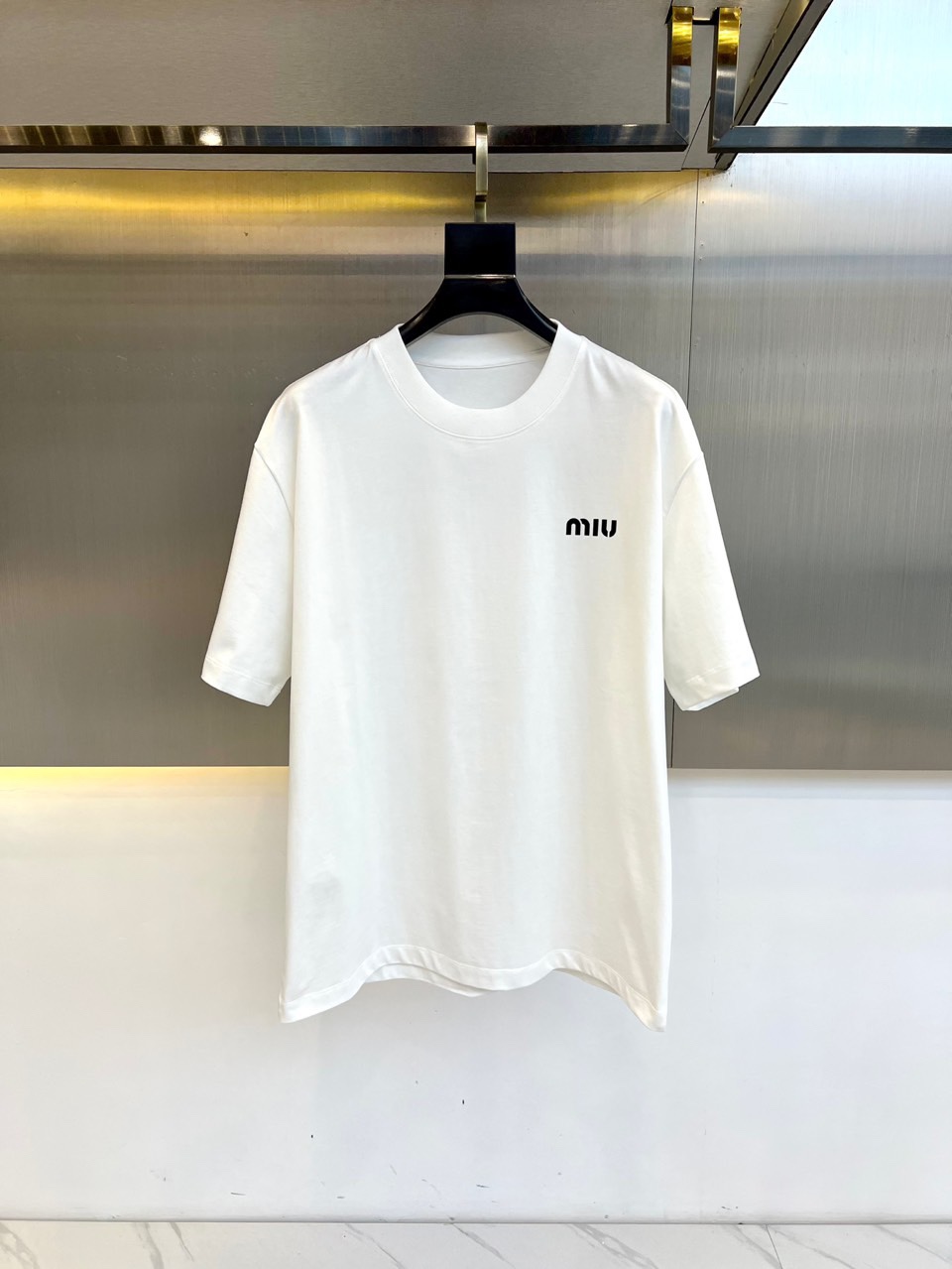 NO:119435,nMiumiu, 2025 spring and summer men's round neck short-sleeved T-shirt, oxygen-rich ice cotton jersey jersey loose round neck short-sleeved T-shirt, pure cotton 280 grams high-subscription fabric has an overall comfortable touch, close-fitting and cool feeling, and the skin-friendly effect is also excellent. The overall loose style configuration is more youthful and sporty, and the upper body is atmospheric, with excellent effect, and the combination is even more worry-free and labor-saving. Whether it is casual sports or high street travel, the same style for men and women!  All can be easily controlled!  48-54 (model 173, 143 catties upper body 50 sizes), miumiu, T-shirt, tees, t-shirt, alexander wang19860909nMiumiu、2025春夏男士圆领短袖T恤,富氧冰棉平纹针织宽松版型圆领短袖t恤,纯棉的280克高支数面料整体的触感极为舒适,贴身自带凉感,亲肤效果也是极佳.整体宽松的版型配置,更具青春运动风格,上身大气出彩,效果极佳,搭配更是省心省力,无论是休闲运动还是高街出行,男女同款！都能轻松驾驭！48-54（模特173,143斤上身50码）,,miumiu,T-shirt,tees，t-shirt,alexander wang,Men's clothing