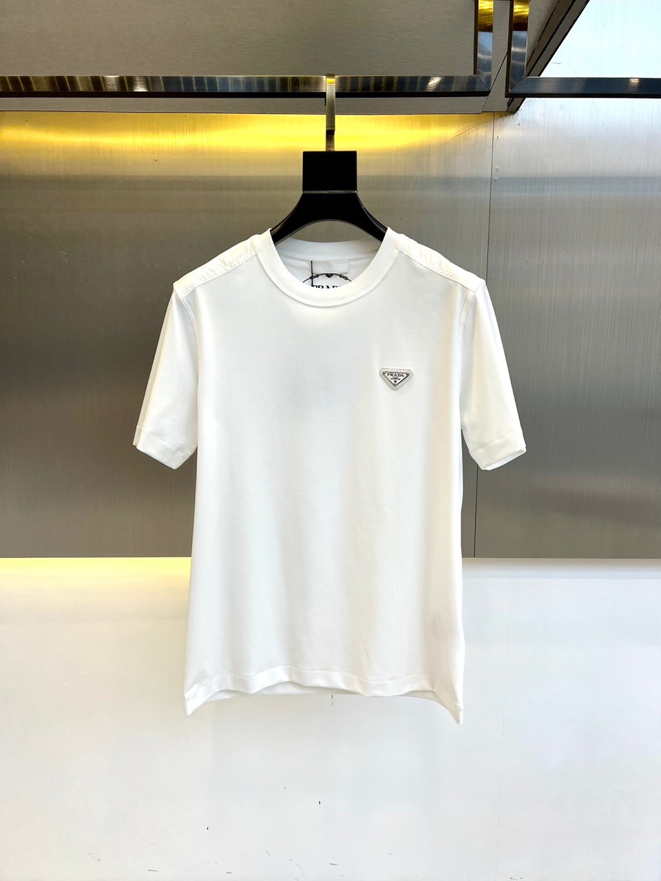 NO:119438,Prad, 2025 men's new jersey round neck casual and versatile short-sleeved T-shirt, original fixed-woven ribbed, neat car thread. High-density knitted ribbed round neck splicing, three-dimensional enamel metal triangle logo on the chest, woven edge strip design on both sides, fashionable and fashionable upper body, super age-reducing temperament, every detail is the ultimate, the upper body is excellent, and it is a casual and versatile!  48-56 (Please report height and weight by 173,140 catties upper body 50 sizes), prada, prada, T-shirt, tees, t-shirt, alexander wang19860909Prad普拉、2025男士新款平纹针织布圆领休闲百搭短袖T恤,原版定织罗纹,车线整齐.高密针织罗纹圆领拼接,胸前立体珐琅金属三角标logo,两侧拼贴梭织边条设计,上身时髦洋气、超级减龄显气质,每个细节做到极致,上身效果极赞,随意百搭！48-56（下单请报身高体重,模特173,140斤上身50码）,,prada,prada,T-shirt,tees，t-shirt,alexander wang,Men's clothing