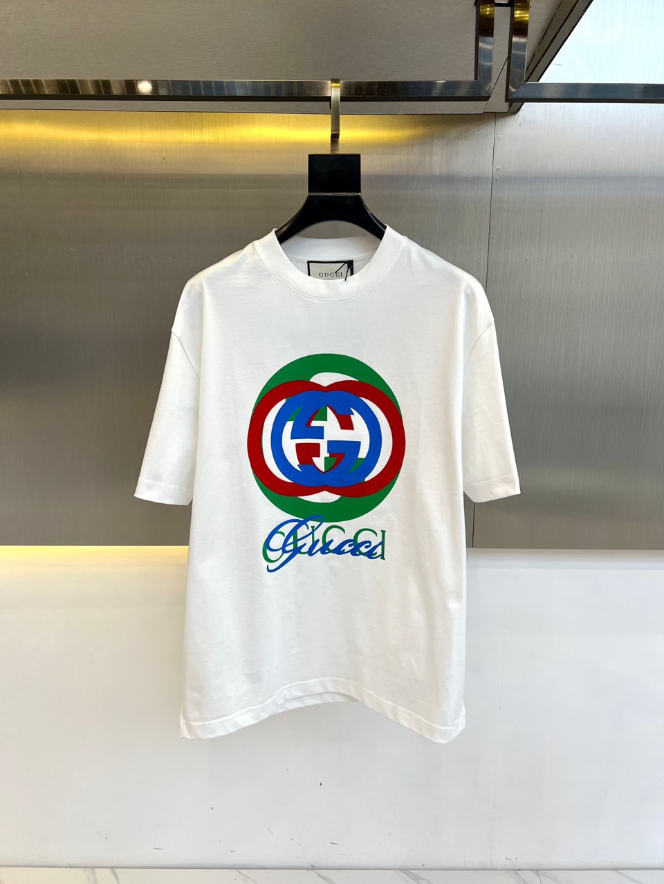 NO:119441,Gucc and 2025 Spring and Summer new series of items are launched, a very fashionable and avant-garde short-sleeved T-shirt for men and women, with eye-catching logo patterns and color block printing modification!  Different from the past, it declares the design concept that has been passed down for many years in the brand!  Its eye-catchingness is no less than any classic style, perfectly presenting the fashionable, high-end and luxurious feeling in front of the world!  Made of imported cotton materials, selected high-quality cotton fabrics, soft and soft to the touch, the real thing is definitely beyond your imagination, close to the body and breathable, even if you sweat profusely, you will not feel greasy or stuffy, and will bring sweating and moisture absorption to the extreme!  48-56 (model 173, 143 catties upper body 50 sizes), gucci, gucci, T-shirt, tees, t-shirt, alexander wang19860909Gucc古驰、2025春夏全新系列单品上线,非常时髦前卫的一款男女同款短袖T恤,醒目的logo图案彩块印花修饰！区别于以往的不同,宣示品牌传承多年的设计理念！其吸睛度完全不亚于任何经典款式,将时髦高级感与奢华感完美呈现在世人眼前！客供进口全棉材质制成,精选优质棉面料,触感软糯亲肤细腻,实物到手绝对超乎你的想象,贴身无比舒适透气,即便是汗流浃背也不会有腻身及闷热感可言,将排汗吸湿性发挥到了极致！48-56（模特173,143斤上身50码）,,gucci,gucci,T-shirt,tees，t-shirt,alexander wang,Men's clothing