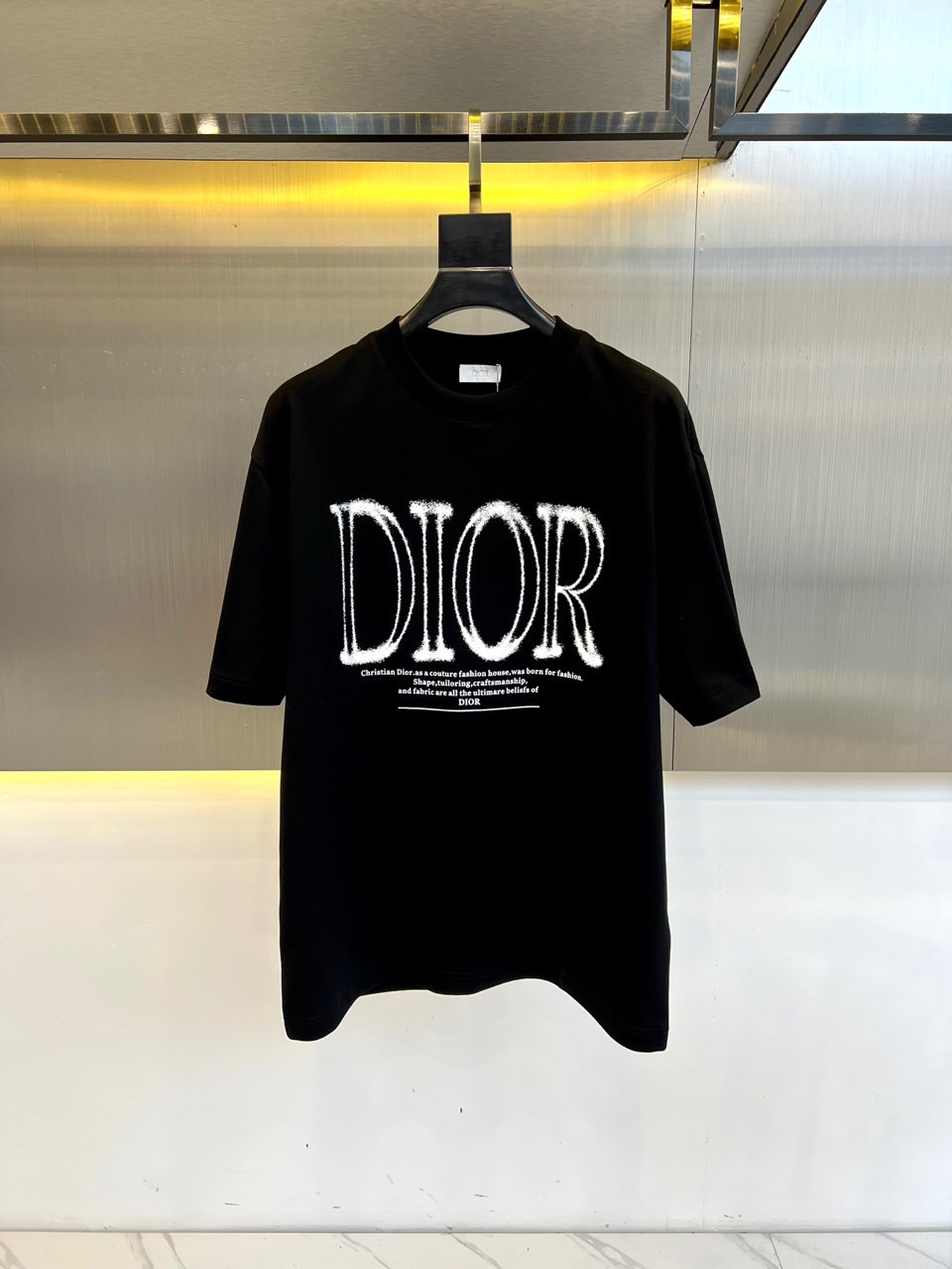 NO:119200,Dio, a new series of 2025 spring and summer products are launched, a very fashionable and avant-garde short-sleeved T-shirt for men and women, with eye-catching logo pattern printing modification!  Different from the past, it declares the design concept that has been passed down for many years in the brand!  Its eye-catchingness is no less than any classic style, perfectly presenting the fashionable, high-end and luxurious feeling in front of the world!  Made of imported cotton materials, selected high-quality cotton fabrics, soft and soft to the touch, the real thing is definitely beyond your imagination, close to the body and breathable, even if you sweat profusely, you will not feel greasy or stuffy, and will bring sweating and moisture absorption to the extreme!  48-56 (model 173, 143 catties upper body 50 sizes), dior,dior,t-shirt,tees,t-shirt,alexander wang19860909Dio迪奥、2025春夏全新系列单品上线,非常时髦前卫的一款男女同款短袖T恤,醒目的logo图案印花修饰！区别于以往的不同,宣示品牌传承多年的设计理念！其吸睛度完全不亚于任何经典款式,将时髦高级感与奢华感完美呈现在世人眼前！客供进口全棉材质制成,精选优质棉面料,触感软糯亲肤细腻,实物到手绝对超乎你的想象,贴身无比舒适透气,即便是汗流浃背也不会有腻身及闷热感可言,将排汗吸湿性发挥到了极致！48-56（模特173,143斤上身50码）,,dior,dior,T-shirt,tees，t-shirt,alexander wang,Men's clothing