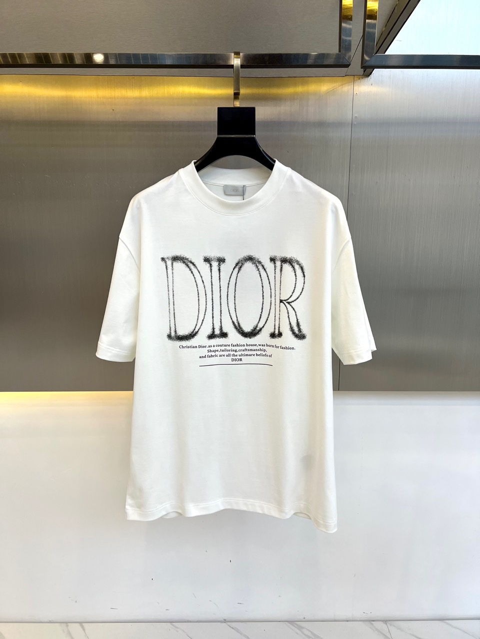 NO:119444,Dio, a new series of 2025 spring and summer products are launched, a very fashionable and avant-garde short-sleeved T-shirt for men and women, with eye-catching logo pattern printing modification!  Different from the past, it declares the design concept that has been passed down for many years in the brand!  Its eye-catchingness is no less than any classic style, perfectly presenting the fashionable, high-end and luxurious feeling in front of the world!  Made of imported cotton materials, selected high-quality cotton fabrics, soft and soft to the touch, the real thing is definitely beyond your imagination, close to the body and breathable, even if you sweat profusely, you will not feel greasy or stuffy, and will bring sweating and moisture absorption to the extreme!  48-56 (model 173, 143 catties upper body 50 sizes), dior,dior,t-shirt,tees,t-shirt,alexander wang19860909Dio迪奥、2025春夏全新系列单品上线,非常时髦前卫的一款男女同款短袖T恤,醒目的logo图案印花修饰！区别于以往的不同,宣示品牌传承多年的设计理念！其吸睛度完全不亚于任何经典款式,将时髦高级感与奢华感完美呈现在世人眼前！客供进口全棉材质制成,精选优质棉面料,触感软糯亲肤细腻,实物到手绝对超乎你的想象,贴身无比舒适透气,即便是汗流浃背也不会有腻身及闷热感可言,将排汗吸湿性发挥到了极致！48-56（模特173,143斤上身50码）,,dior,dior,T-shirt,tees，t-shirt,alexander wang,Men's clothing