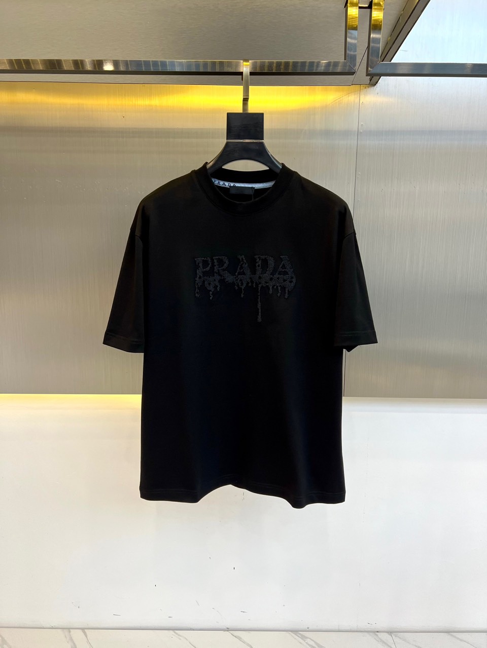 NO:119198,Prad, 2025 spring and summer new products are available for new short-sleeved T-shirts. They are made of imported mercerized cotton fabric, Wen Ru is soft, delicate and soft, and the upper body is naturally comfortable and cool. The colorful foam printed logo pattern on the chest is fashionable and three-dimensional. The color is very clear, highlighting the overall styling and slimming feeling. The overall craftsmanship line is really impeccable!  High-end good goods!  48-56 (model 173, 140 catties upper body 50 sizes), prada, prada, T-shirt, tees, t-shirt, alexander wang19860909Prad普拉、2025春夏新品发售新品短袖T恤.采用进口丝光欧棉面料,温儒柔软 细腻柔软 上身自然是舒适 凉爽,胸前彩色发泡印花logo图案时尚立体.颜色十分清晰,非常的凸显整体的造型感以及修身上身感 整体的工艺车线真的是无可挑剔！高端好货！48-56（模特173,140斤上身50码）,,prada,prada,T-shirt,tees，t-shirt,alexander wang,Men's clothing