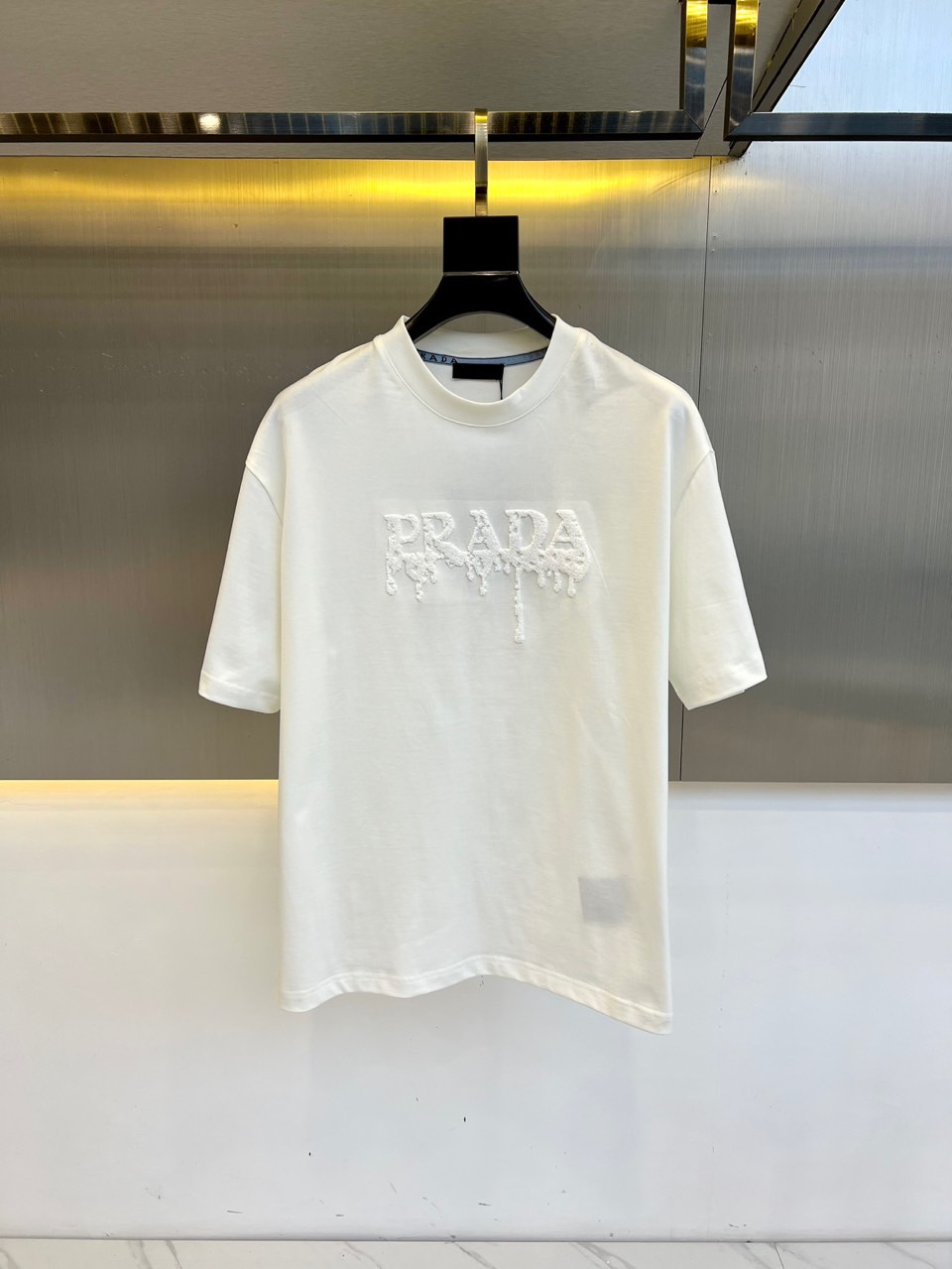 NO:119419,Prad, 2025 spring and summer new products are available for new short-sleeved T-shirts. They are made of imported mercerized cotton fabric, Wen Ru is soft, delicate and soft, and the upper body is naturally comfortable and cool. The colorful foam printed logo pattern on the chest is fashionable and three-dimensional. The color is very clear, highlighting the overall styling and slimming feeling. The overall craftsmanship line is really impeccable!  High-end good goods!  48-56 (model 173, 140 catties upper body 50 sizes), prada, prada, T-shirt, tees, t-shirt, alexander wang19860909Prad普拉、2025春夏新品发售新品短袖T恤.采用进口丝光欧棉面料,温儒柔软 细腻柔软 上身自然是舒适 凉爽,胸前彩色发泡印花logo图案时尚立体.颜色十分清晰,非常的凸显整体的造型感以及修身上身感 整体的工艺车线真的是无可挑剔！高端好货！48-56（模特173,140斤上身50码）,,prada,prada,T-shirt,tees，t-shirt,alexander wang,Men's clothing