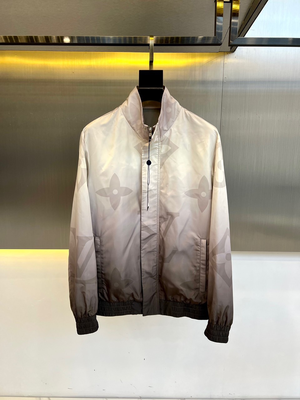 NO:119425,[Spot early in stock] 1V, gradient jacquard jacket, simple and versatile style, can be used by both men and women!  So this price is a sunscreen jacket!  Something that can be worn all seasons!  Very worth buying!  It is made of imported polyester fabric. The fabric is light and thin, water-resistant and breathable, wind-proof, breathable, with a good drooping, wrinkle-resistant and hot-resistant, and lasting for a long-lasting upper body. The style is still crisp, full of texture and exquisite workmanship!  Gradient jacquard embellishes the fashionable style of the high street. It’s not enough to be low-key. The couples are definitely on the go together and they are cool on the road!  The style is clean and neat, whether it is casual, and you can change it at will!  !  High-end and fashionable. 48-56 (model 173, 143 catties upper body 50 sizes), Jackets & coats, Jackets & coats, Alexander wang19860909【早春现货抢先发售】 1V,渐变提花夹克外套 简约百搭款 男女都可以驾驭哦！ 所以这个价格一个防晒夹克！ 四季可穿的东西！很值得入手啊！ 采用进口聚酯纤维面料 面料轻薄、防泼水透气,防风,透气 有着良好的垂感 抗皱免烫, 持久上身 版型依然挺括 质感满满,做工精湛！ 渐变提花点缀衣身大玩高街时髦风潮,想低调都不行,男女情侣款 妥妥一起上身 压马路拉风！版型干净利落无论休闲 运动随意转换！！高级又洋气.48-56（模特173,143斤上身50码）,,jackets & coats,jackets & coats,alexander wang,Men's clothing