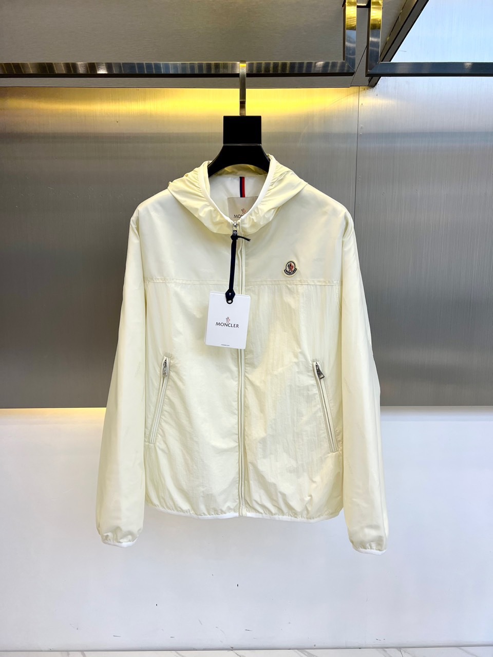 NO:119428,[Start early in stock] Mon mask, 2025 spring and summer new hooded jacket. It uses imported environmentally friendly fabrics, and the tear-proof performance is particularly obvious!  The jacket has a simple and elegant style, light and comfortable style, and the exquisite craftsmanship reflects the unique characteristics of the brand. The unique logo of the left shoulder brand is extremely recognizable!  The elastic and tight sleeves are tight and the windproof effect is maximized!  Zipper is also an exclusive custom high-quality metal zipper, simple and atmospheric, both business and casual. 48-56 (model 173, 143 catties upper body 50 sizes), Moncler, jackets & coats, jackets & coats, hats, alexander wang19860909【早春现货抢先发售】 Mon蒙口、2025春夏新款连帽款夹克外套.采用进口环保面料,防撕裂性能效果尤为明显！夹克版型简约大气,轻便舒适,处处精悍的工艺体现品牌独有的特点,左肩品牌独有logo,辨识度极高！松紧收口袖子,严丝合缝的防风效果做到极致！拉链也是独家定制而成的高质感金属拉链,简约大气,商务休闲兼备.48-56（模特173,143斤上身50码）,,Moncler,jackets & coats,jackets & coats,hats,alexander wang,Men's clothing