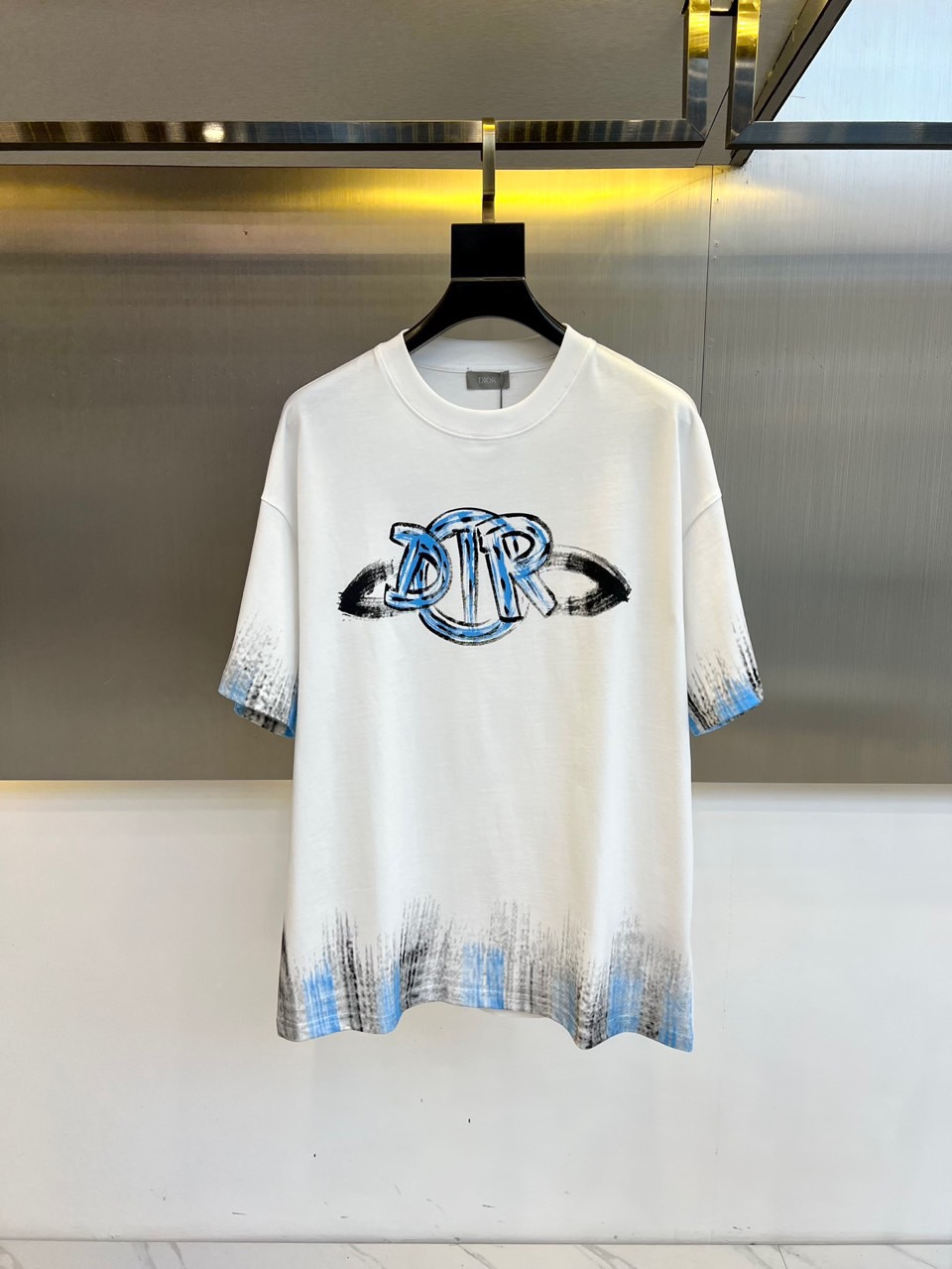 NO:119434,Dio, 2025 early spring hand-painted printed logo badge round neck short-sleeved T-shirt. Customer-supplied worsted knitted cotton fabric, with smooth texture and delicate texture, light and refreshing, and a cutting process that combines both inside and outside, always maintains a perfect shape. The unique hand-painted logo print interprets the unrestrained free soul, representing the trendy brand design charm that keeps pace with the times, using exquisitely controlled painted glue, full of craftsmanship. A new layer of woven hand-painted brush glue splashing graffiti is a craft show, with extremely high precision!  XS-L (model 173, 143 catties upper body S size), dior, dior, T-shirt, tees, t-shirt, alexander wang19860909Dio迪奥、2025早春手绘印花标识徽章圆领短袖T恤.客供精纺针织棉面料,手感质感顺滑细腻,轻薄透爽,内外兼具的裁剪工艺,时刻保持足够完美的造型.别具一格的手绘logo印花演绎无拘无束的自由灵魂代表与时俱进的潮流品牌设计魅力运用精控彩绘刷胶制作,工艺感十足.全新层次分明机织手绘刷胶泼墨涂鸦实属工艺秀作,精细度极高！XS-L（模特173,143斤上身S码）,,dior,dior,T-shirt,tees，t-shirt,alexander wang,Men's clothing