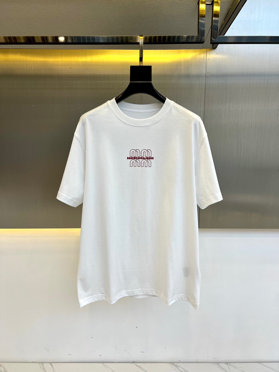 NO:119440,Miumiu fallacy, 2025 new season new spring and summer new printed logo short-sleeved T-shirt!  Select herbal antibacterial technology fabrics to create double yarn fabrics (this product contains natural antibacterial ingredients of mugwort, honeysuckle, and tea tree essential oil extracts, synthesized using the latest nanotechnology, and has long-term inhibition of the reproduction of a variety of harmful bacteria and fungi) is a must-have for spring and summer matching!  48-56 (model 173, 143 catties upper body 50 sizes), miumiu, T-shirt, tees, t-shirt, alexander wang19860909Miumiu谬谬、2025新季新款春夏新款印花logo短袖T恤！甄选本草抗菌科技面料打造双纱面料（本品含有艾草、金银花、茶树精油提取物天然抗菌成份,采用最新纳米技术合成,具有长效抑制多种有害细菌真菌的繁殖）春夏季搭配的必备款！48-56（模特173,143斤上身50码）,,miumiu,T-shirt,tees，t-shirt,alexander wang,Men's clothing